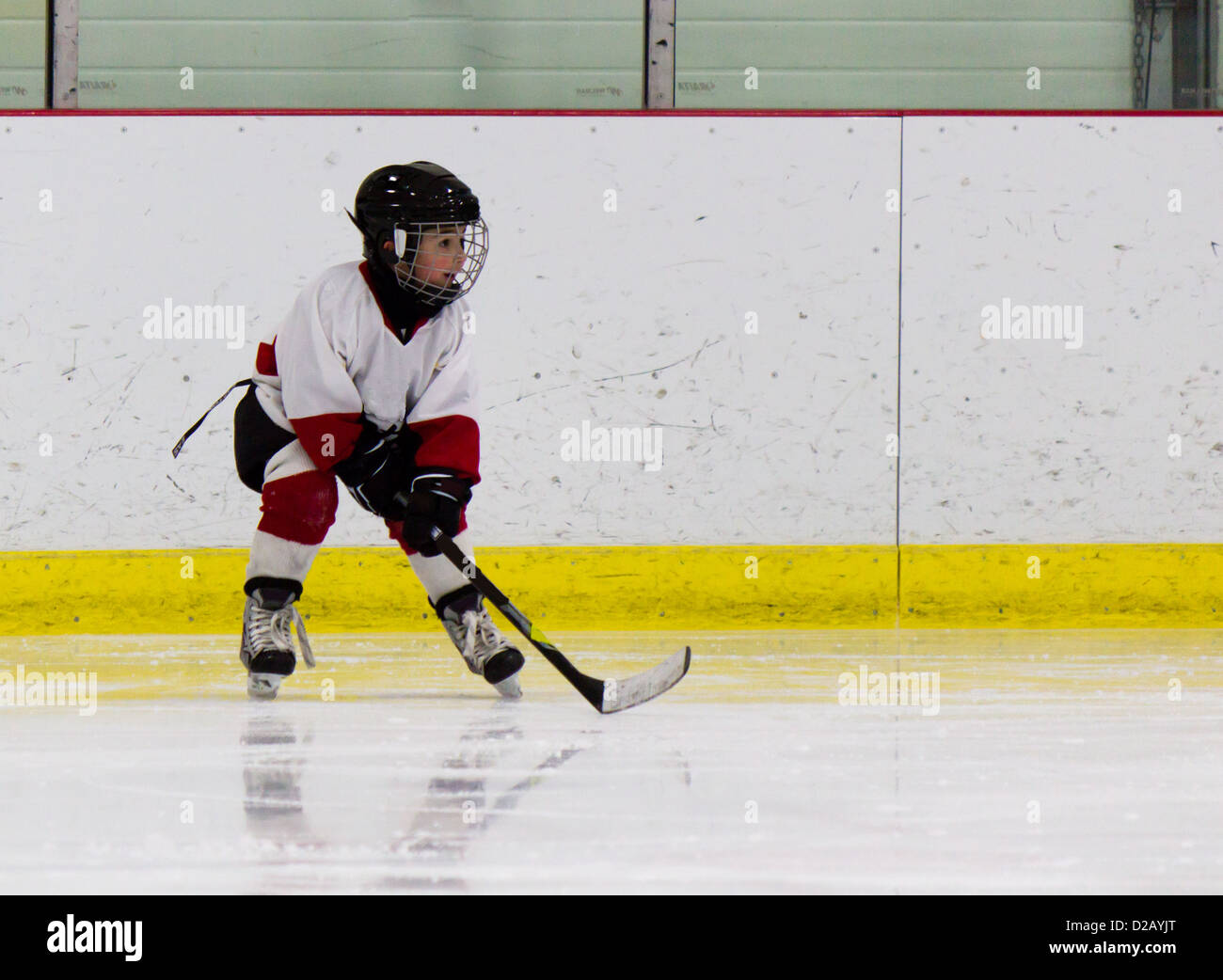 Jouer au hockey sur glace enfant Banque D'Images