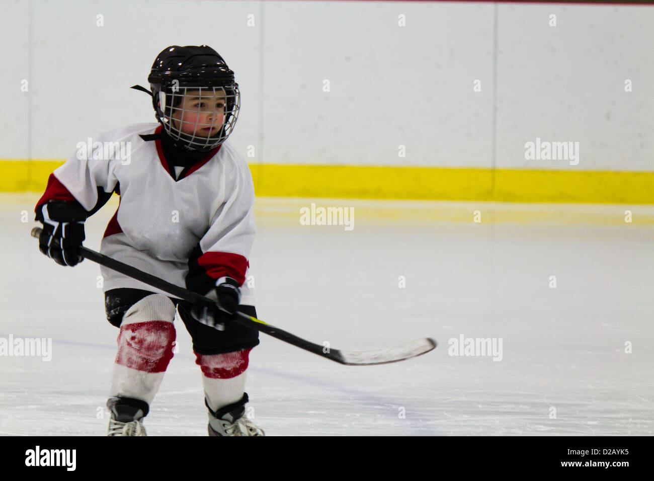 Jouer au hockey sur glace enfant Banque D'Images