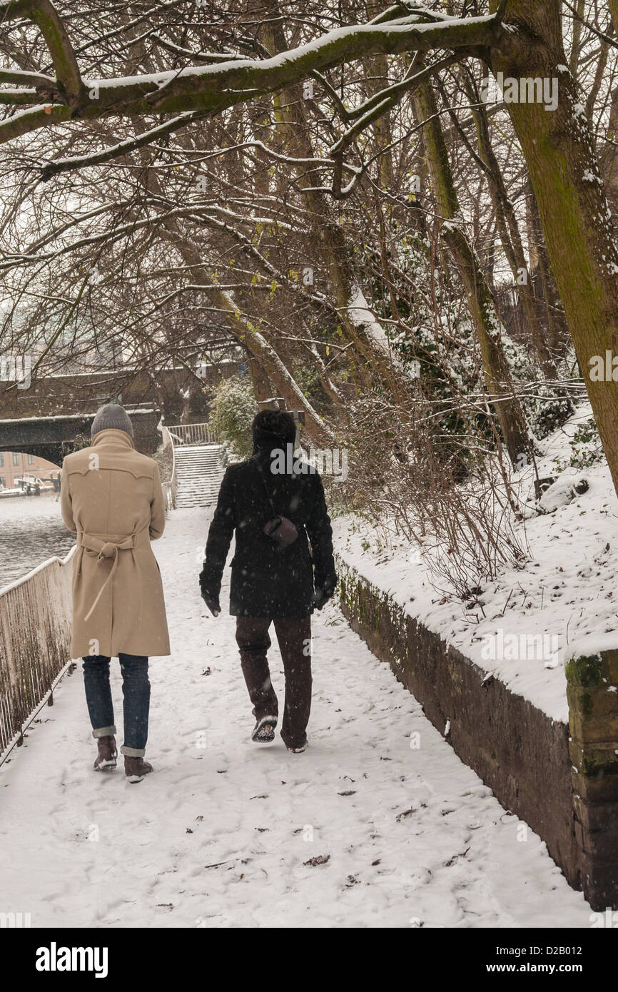 Londres, Royaume-Uni. 18 janvier 2013. Se promener le long de Regent's Canal, dans le centre de Londres, que la neige tombe sur le sud-est Banque D'Images