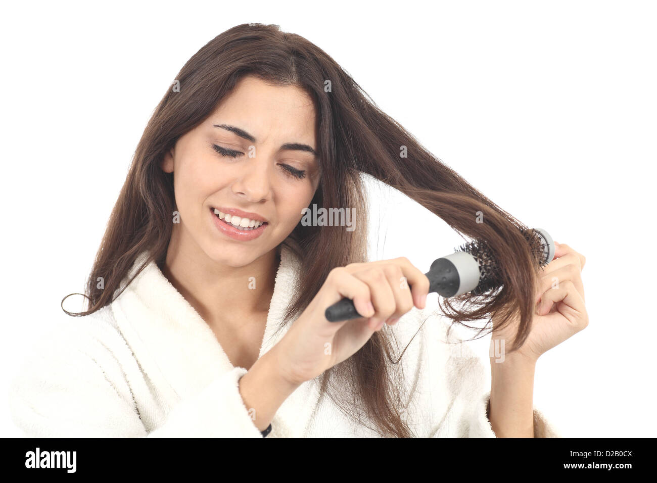 Peignage femme souffrant avec la brosse sur un fond isolé blanc Banque D'Images