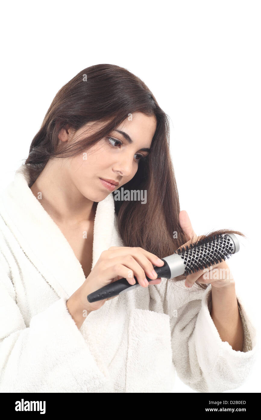 Belle femme avec une brosse à regarder et se coiffant sur fond blanc fond isolé Banque D'Images
