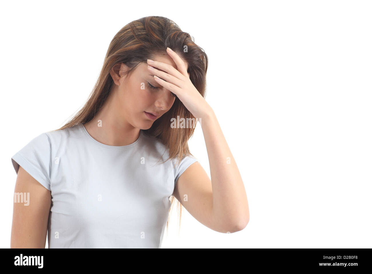 Femme avec un mal de tête et sa main sur le front dans un contexte isolé blanc Banque D'Images