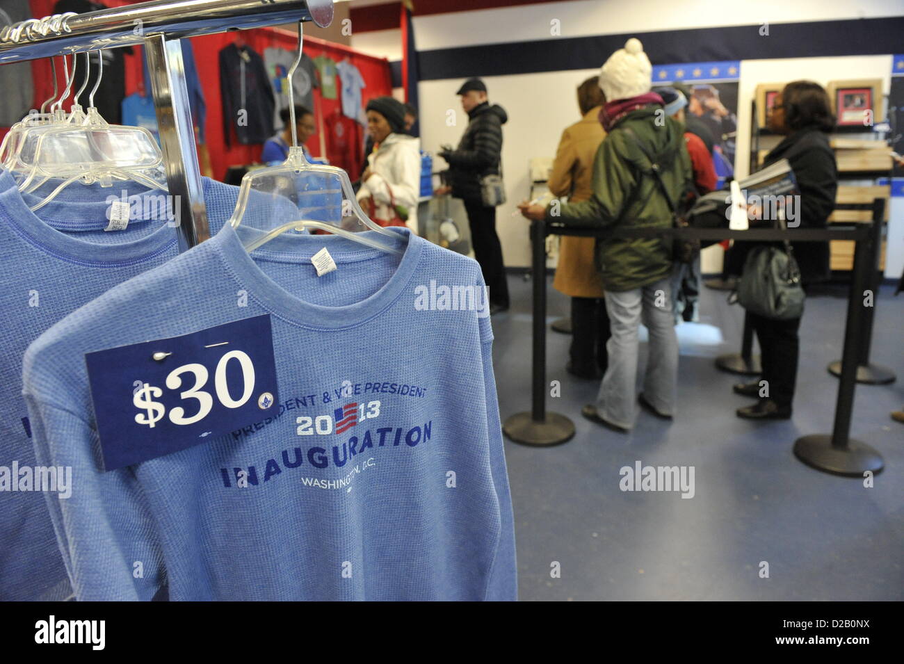 19 janvier 2013 - Washington, DC, États-Unis - Shoppers trier souvenirs inaugural que Washington se prépare pour le 21 janvier 2013, deuxième discours inaugural du Président Barack OBAMA. (Crédit Image : Crédit : Jay Egelsbach/ZUMAPRESS.com/Alamy Live News) Banque D'Images