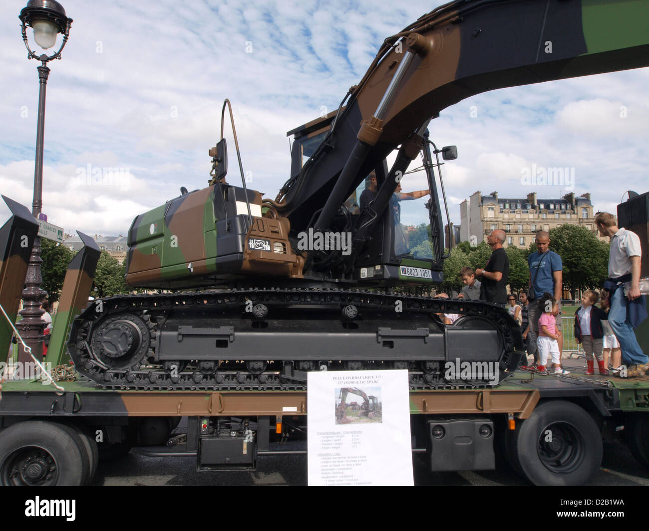La pelle hydraulique 317 est un véhicule de construction de qualité militaire, présenté dans une parade militaire le long des champs-Élysées à Paris. Il est conçu pour le levage lourd et l'excavation dans les environnements de champ de bataille et les opérations militaires. Banque D'Images