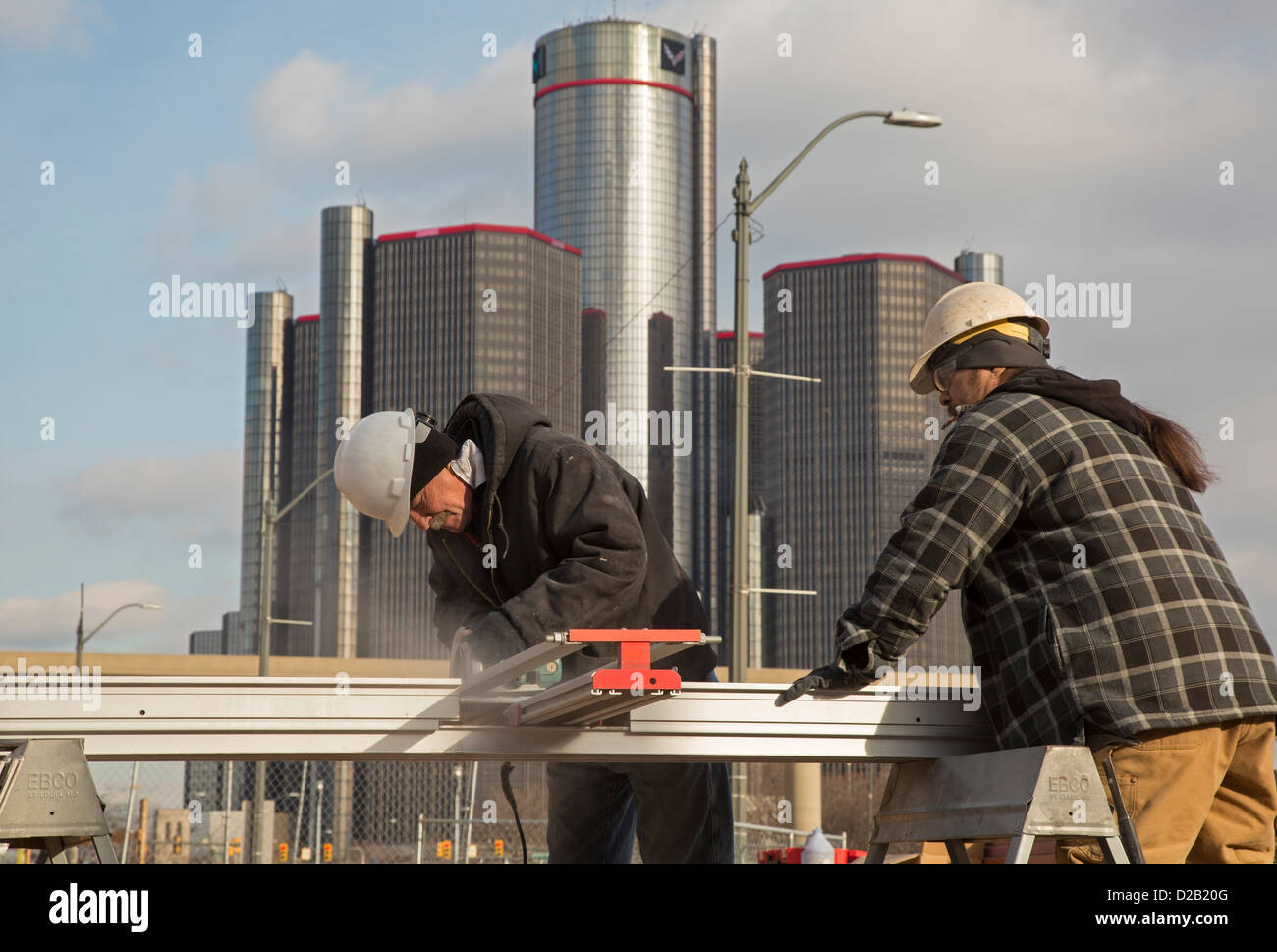 Detroit, Michigan - travailleurs de la construction près de Detroit's Renaissance Center, quartier général de General Motors. Banque D'Images