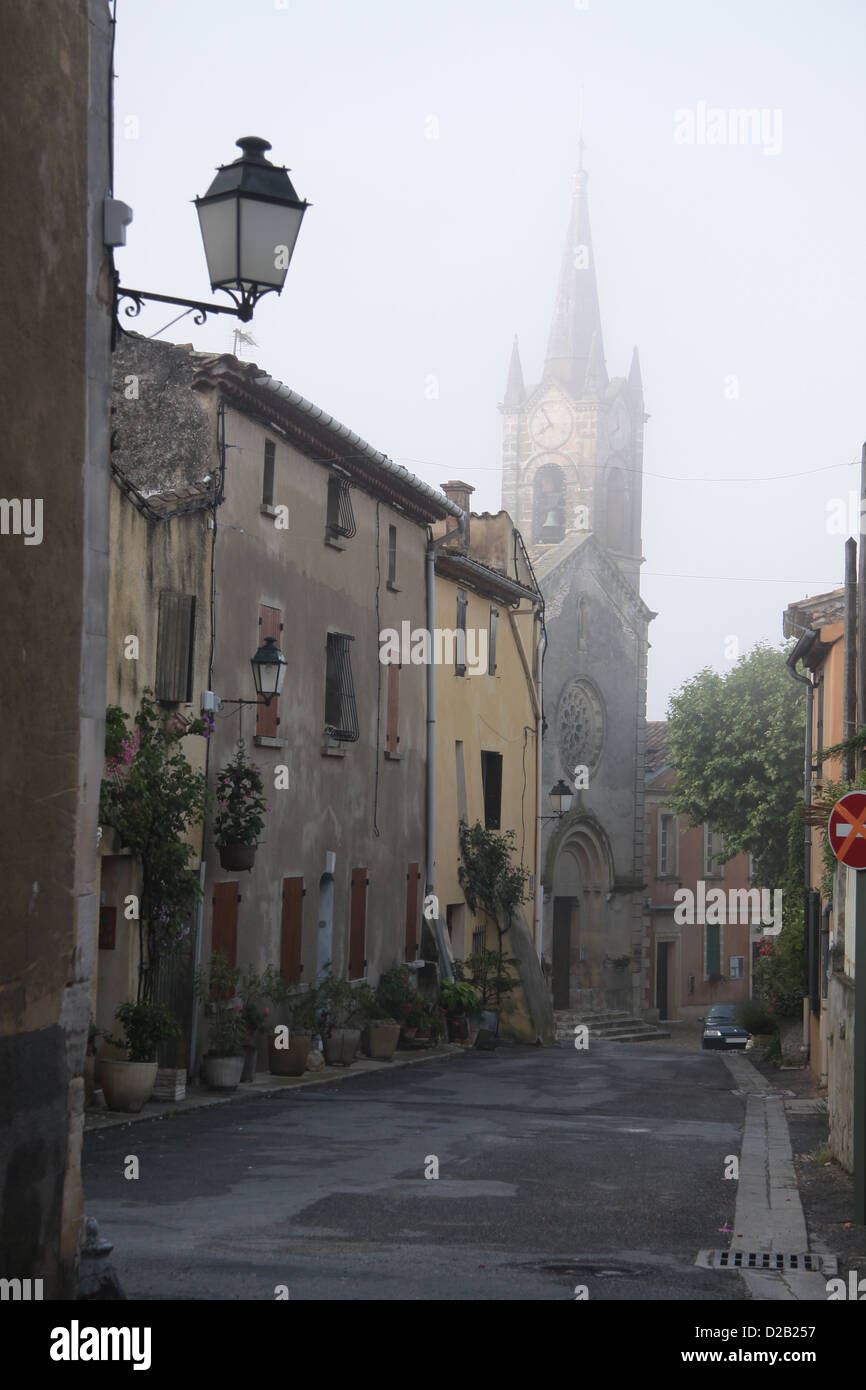 Le brouillard du matin à Villars en Provence dans le sud de la France Banque D'Images