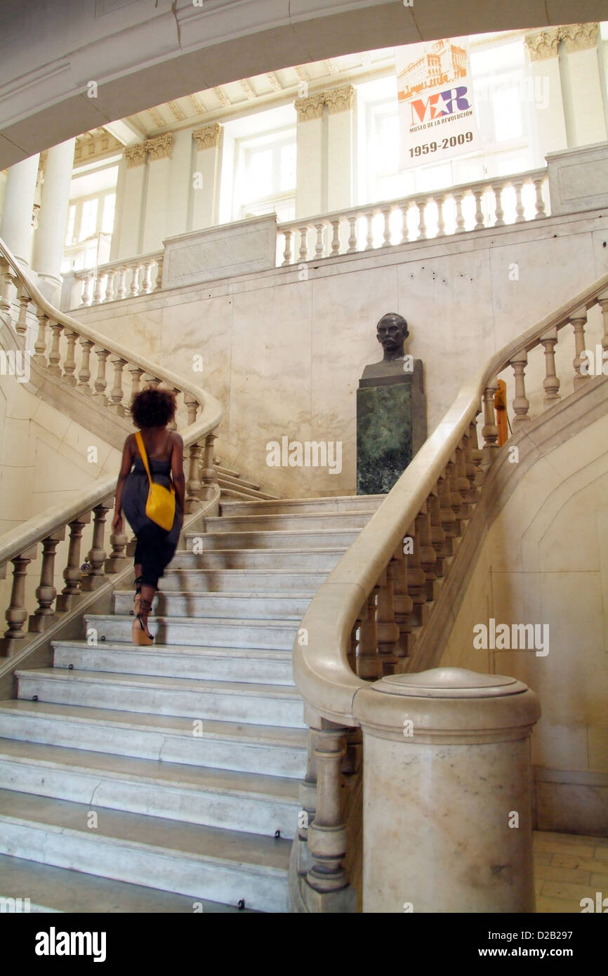 La Havane, Cuba, un visiteur sur les étapes du Museo de la Revolucion, sur le podium, le buste de Jose Marti Banque D'Images