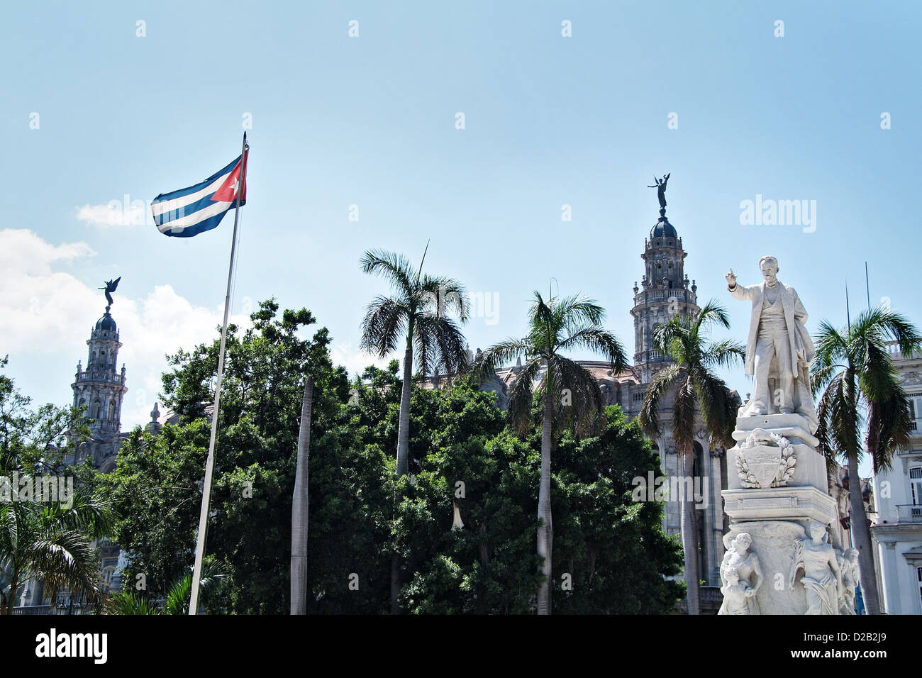 La Havane, Cuba, le monument de José Marti et le drapeau cubain sur le parc central dans la Vieille Havane Banque D'Images