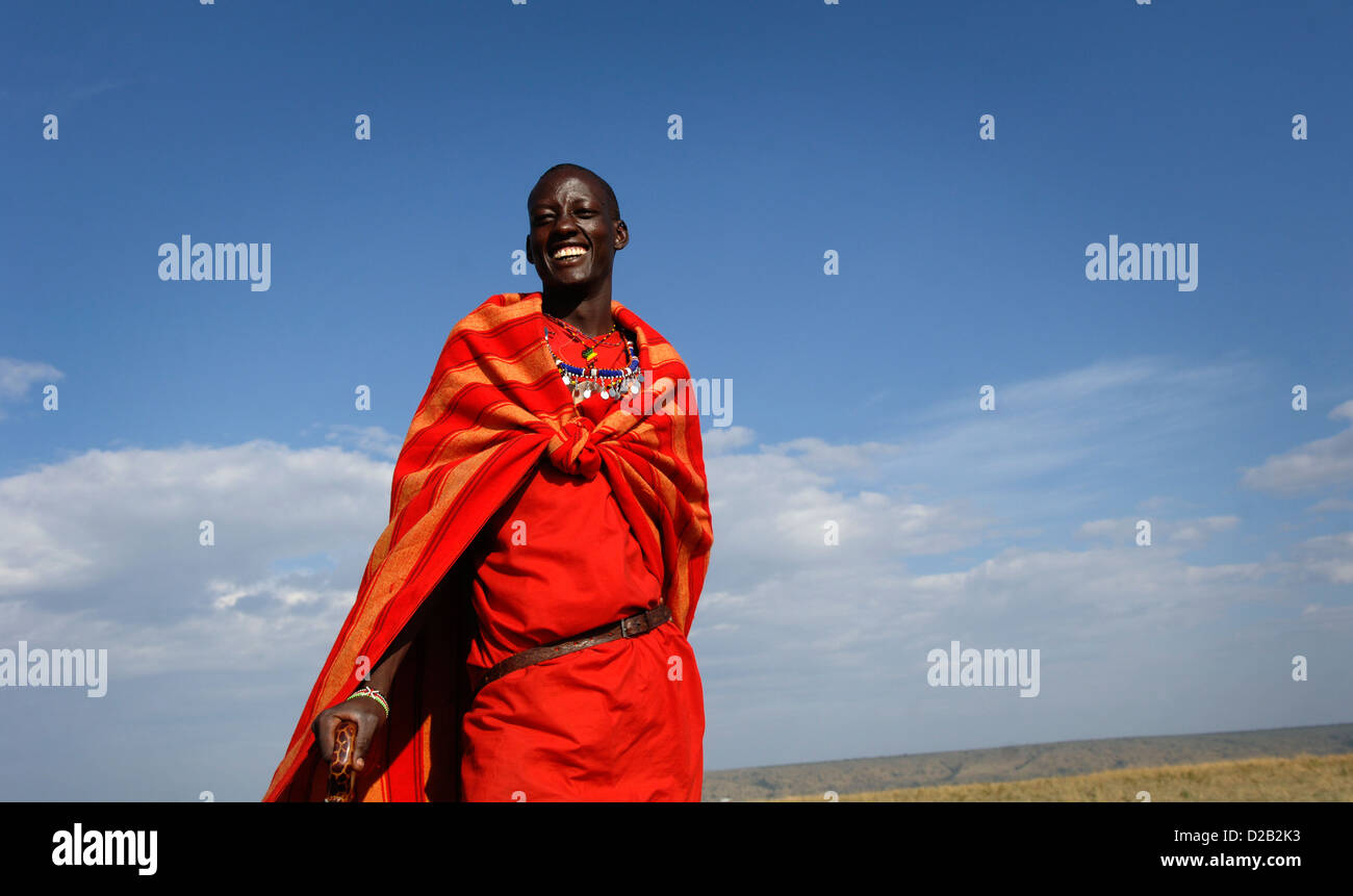 Un jeune guerrier Massaï se trouve dans la réserve de Masai Mara, Kenya, Afrique de l'Est, portant des vêtements traditionnels. Banque D'Images