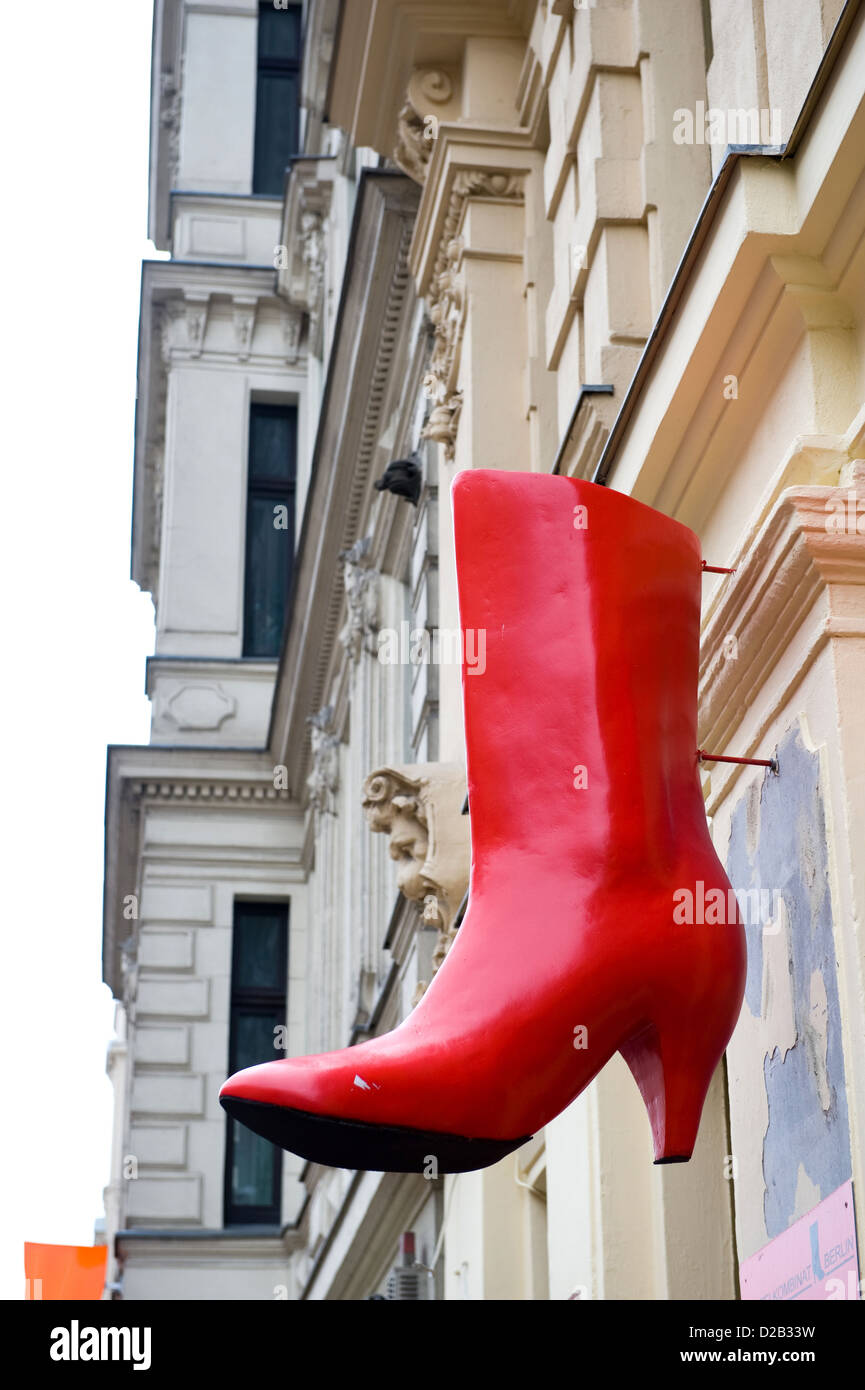 Berlin, Allemagne, le symbole de la second-hand shop Boots Combiner Berlin  Photo Stock - Alamy