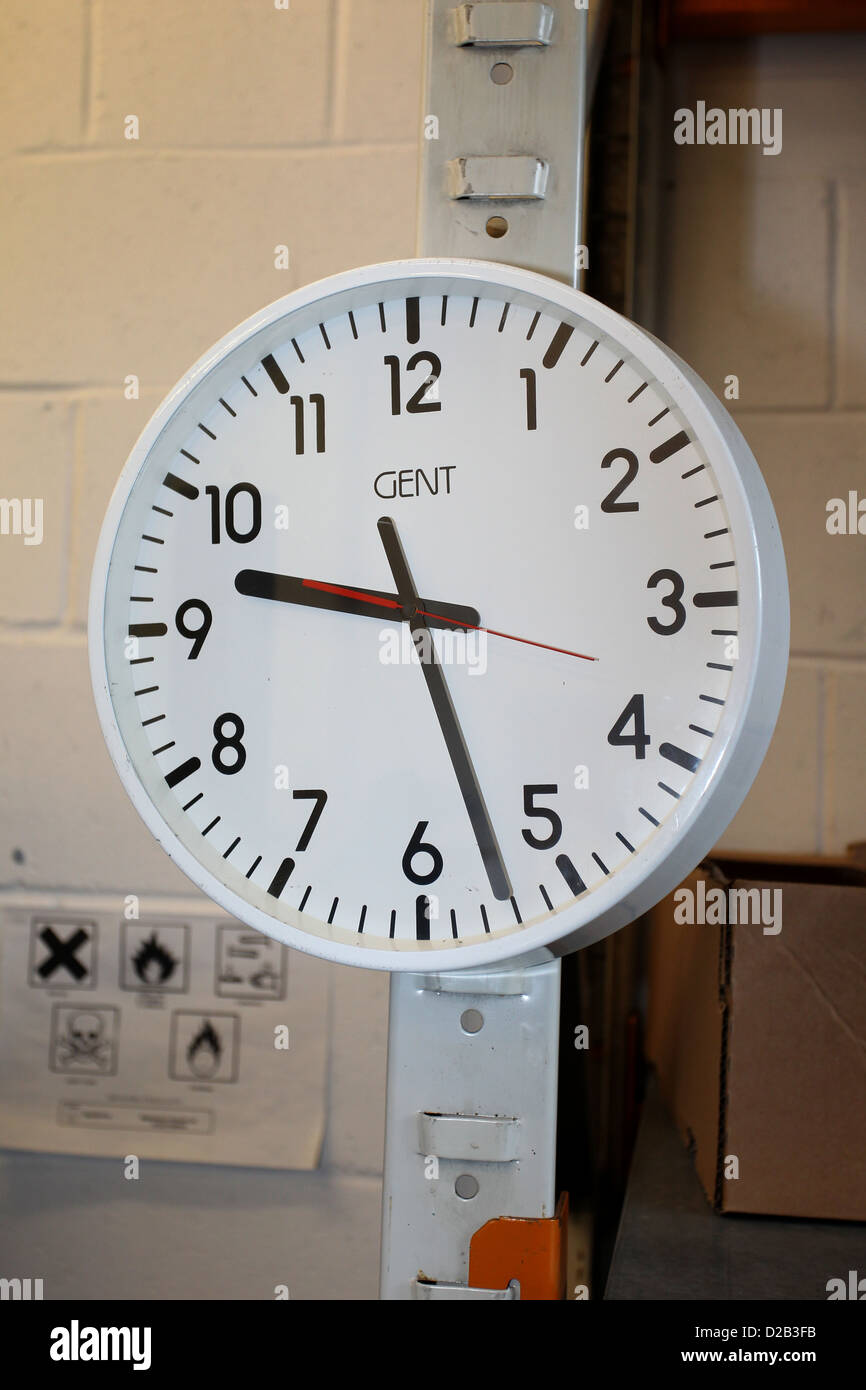 Horloge Gent Blanc Neuf Heures Trente 09 Banque D Image Et Photos Alamy
