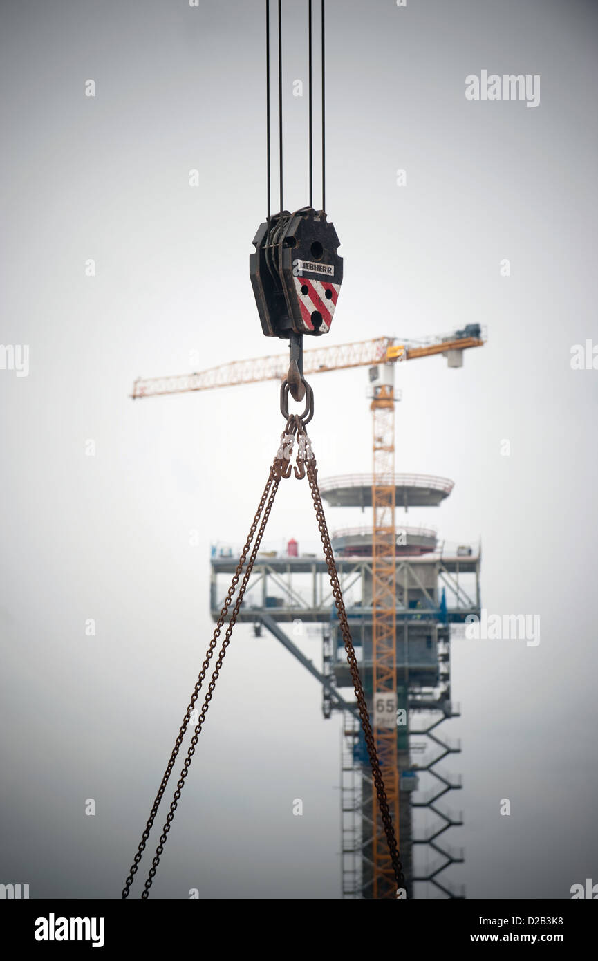 Schönefeld, Allemagne, une grue en face de la nouvelle tour de contrôle à la BBI construction site Banque D'Images