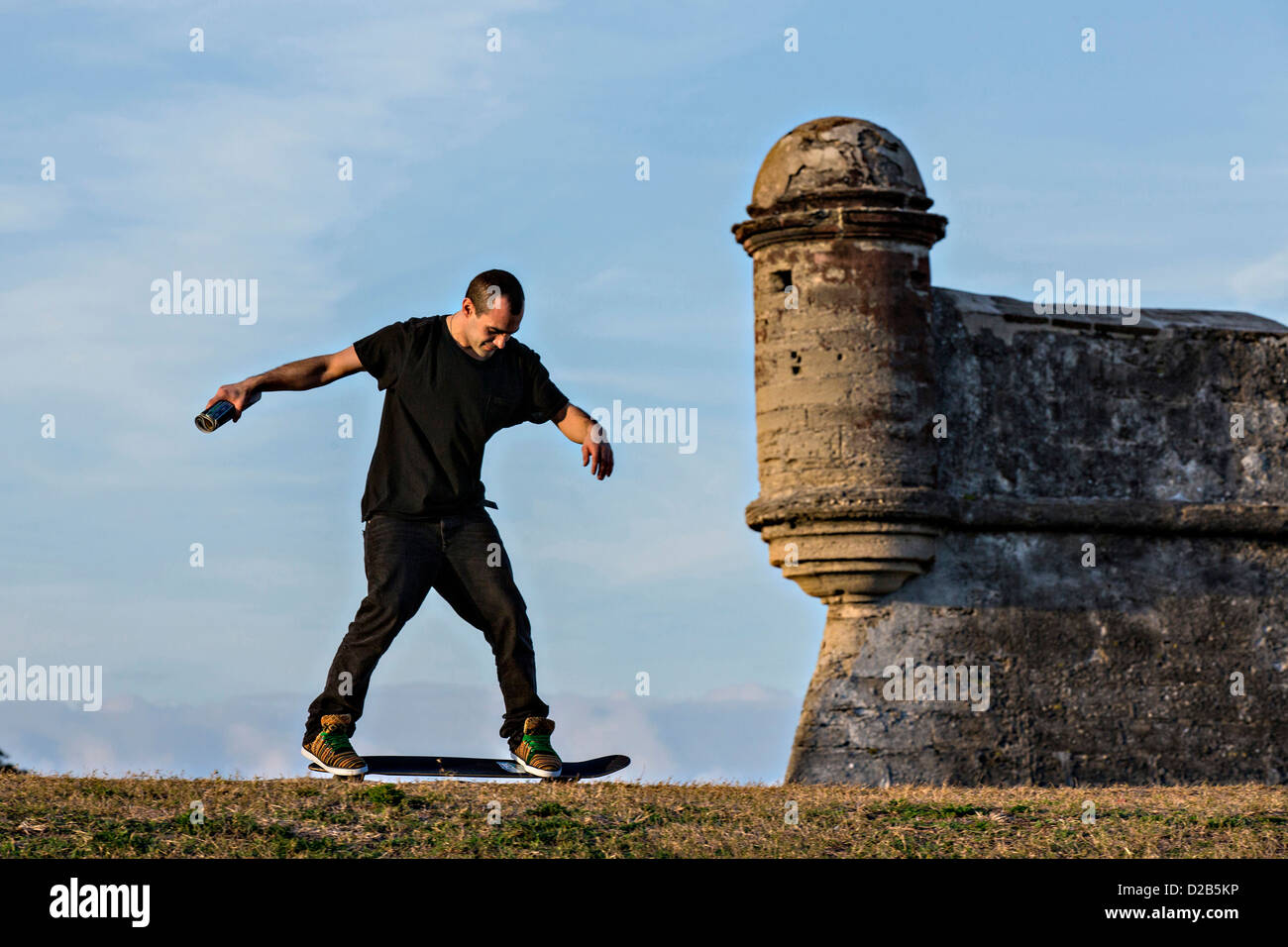 Skate boarder au Castillo de San Marcos à Saint Augustine, en Floride. St Augustine est la plus ancienne ville d'Amérique. Banque D'Images