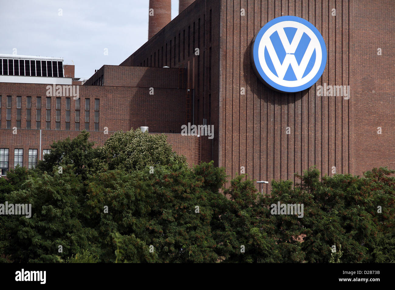 Wolfsburg, Allemagne, l'usine Volkswagen avec logo VW Banque D'Images Wolfsburg, Allemagne, l'usine Volkswagen avec logo VW Banque D'Images