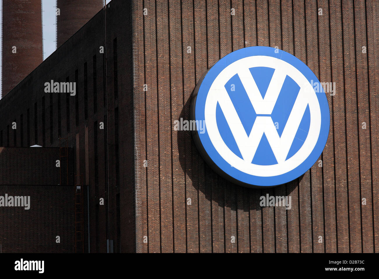 Wolfsburg, Allemagne, l'usine Volkswagen avec logo VW Banque D'Images Wolfsburg, Allemagne, l'usine Volkswagen avec logo VW Banque D'Images