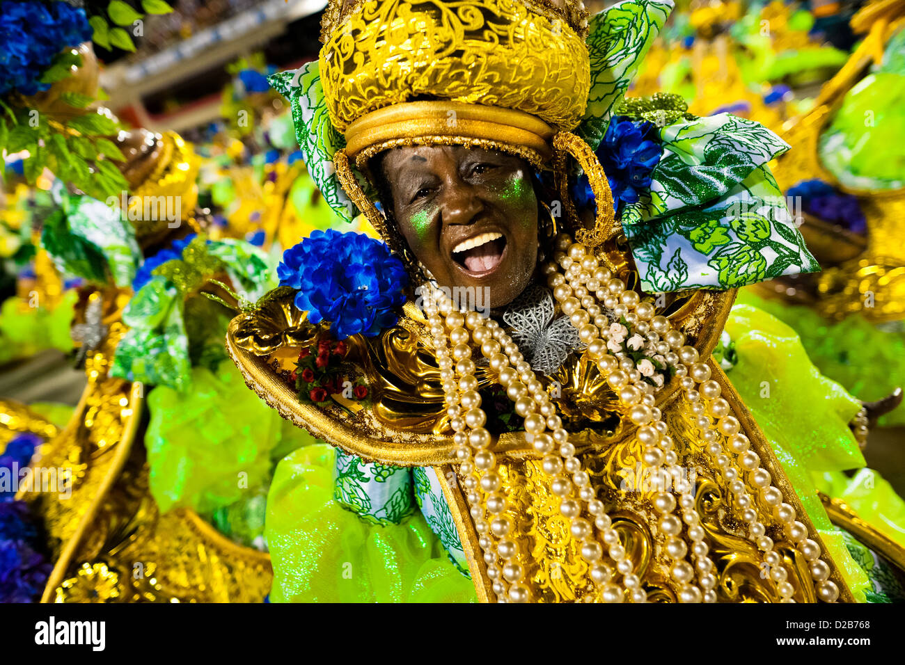 Une école de samba dancer pendant le carnaval défilé groupe d'accès à la sambadrome de Rio de Janeiro, Brésil. Banque D'Images