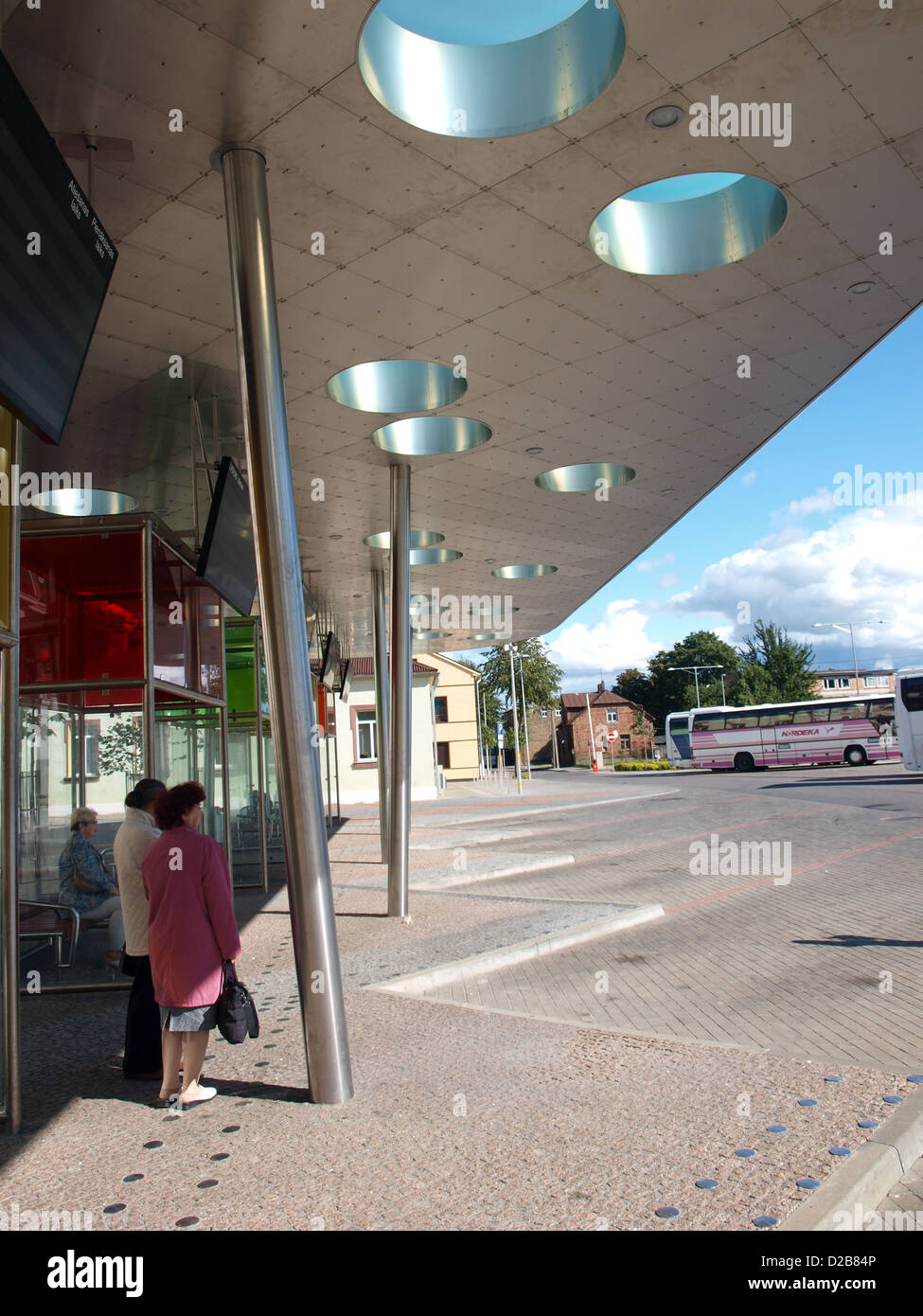 Arrêt de bus moderne avec toit couvert par les fenêtres de toit ronde Banque D'Images