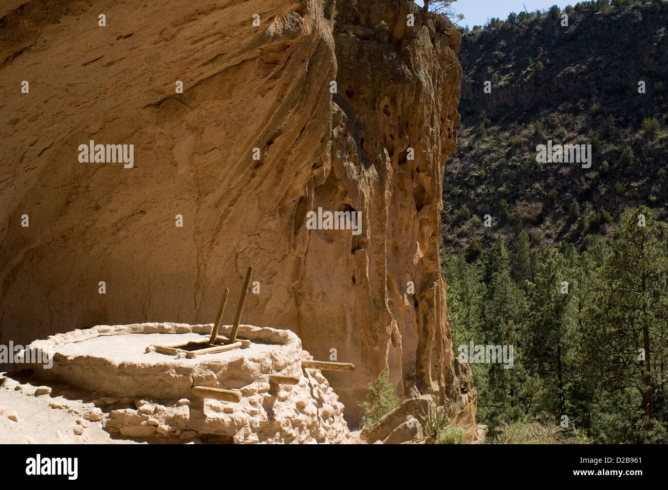 Chambre en alcôve (Grotte de cérémonie) dans la région de Frijoles Canyon Bandelier National Monument Nouveau Mexique montrant des caractéristiques archéologiques à gauche Banque D'Images