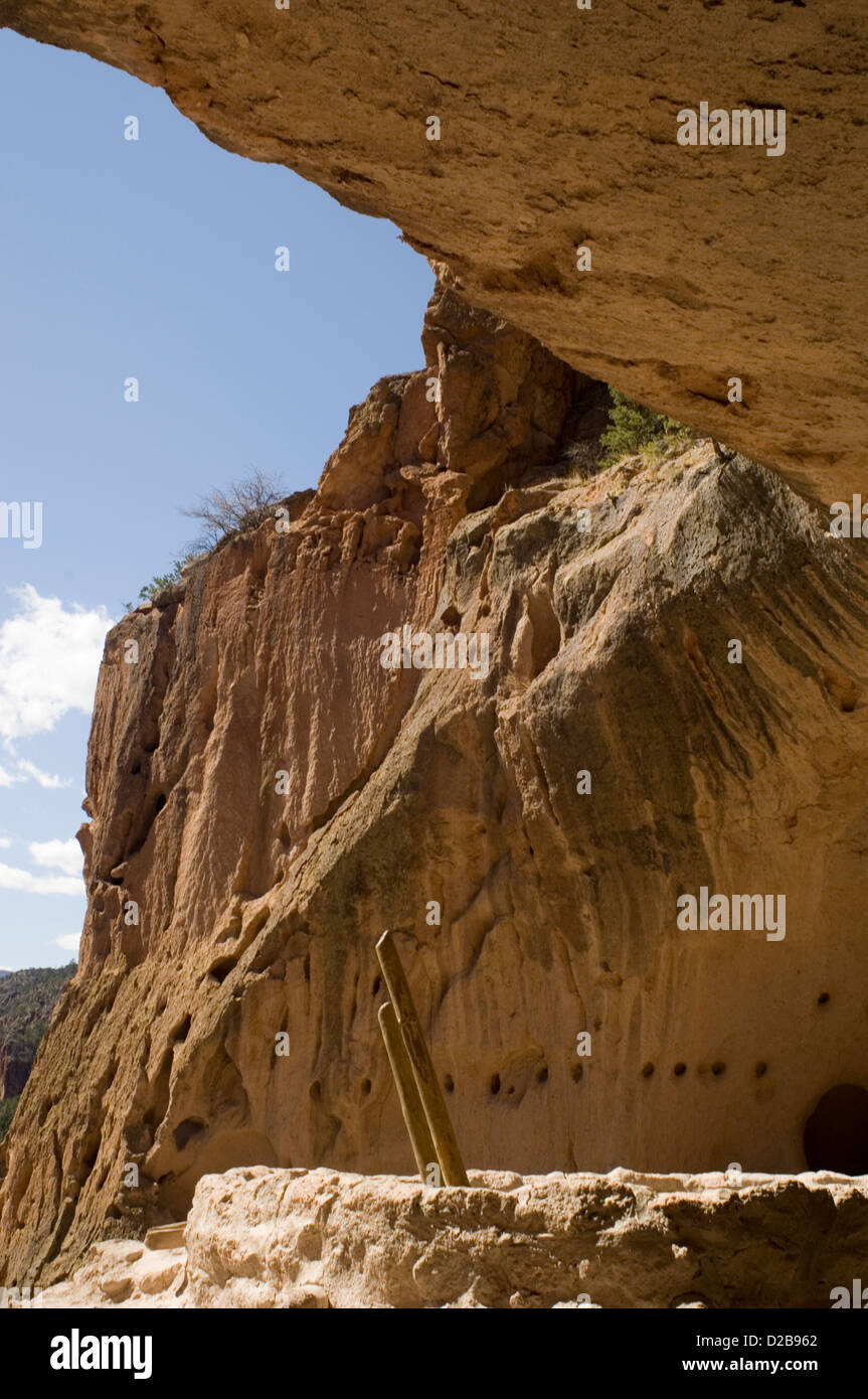 Chambre en alcôve (Grotte de cérémonie) dans la région de Frijoles Canyon Bandelier National Monument Nouveau Mexique montrant des caractéristiques archéologiques à gauche Banque D'Images