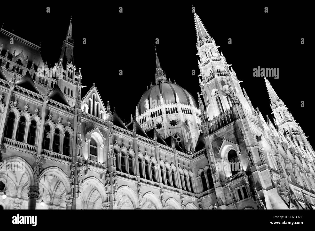 Bâtiment du Parlement hongrois à Budapest en noir et blanc dans la nuit Banque D'Images