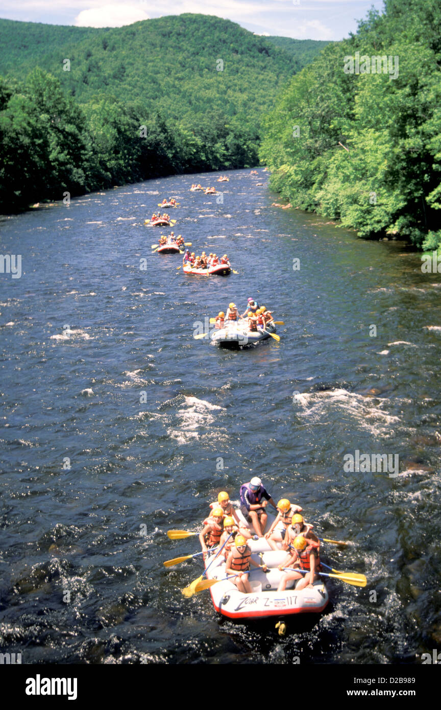 Une série de chevrons flotter sur une rivière Banque D'Images