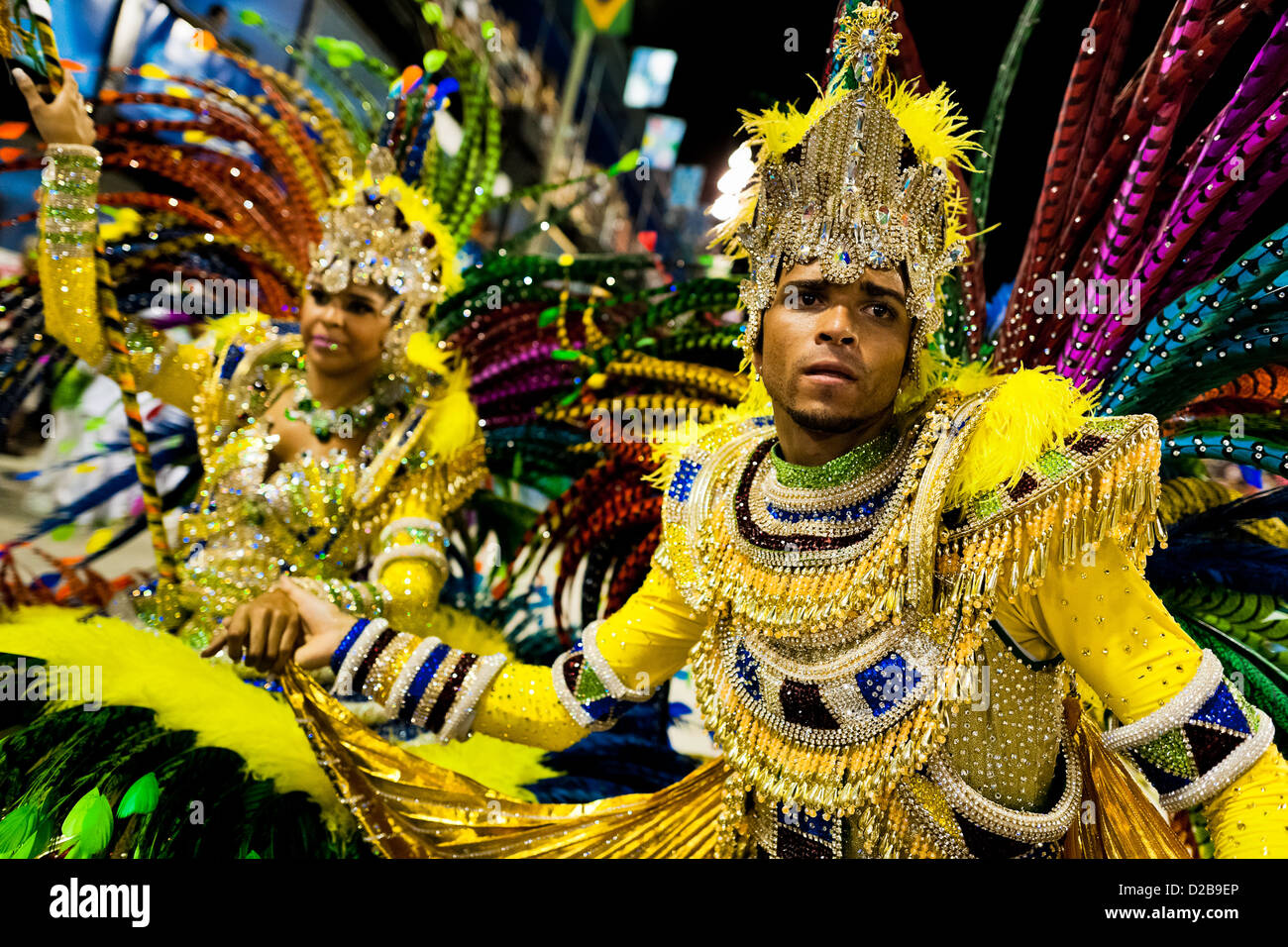 Le porteur de drapeau et le maître de cérémonie de l'école de samba imperatriz effectuer pendant le carnaval à Rio de Janeiro, Brésil. Banque D'Images