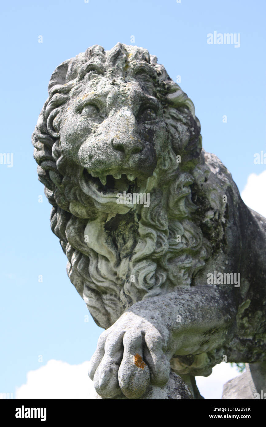 Statue de pierre d'un homme lion dans le parc de Kedleston Hall, Derbyshire Banque D'Images