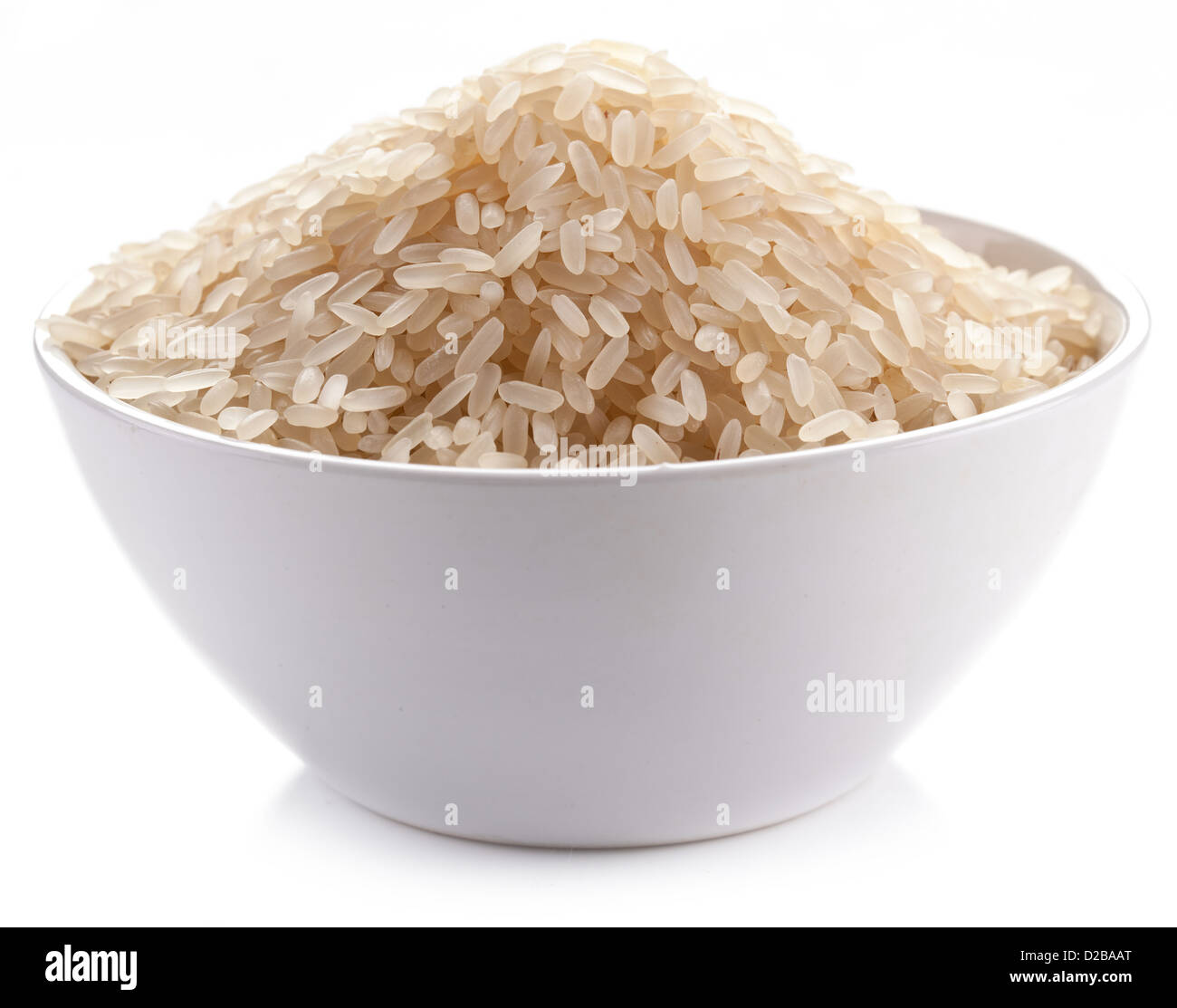 Dans un bol de riz non cuit sur un fond blanc. Banque D'Images