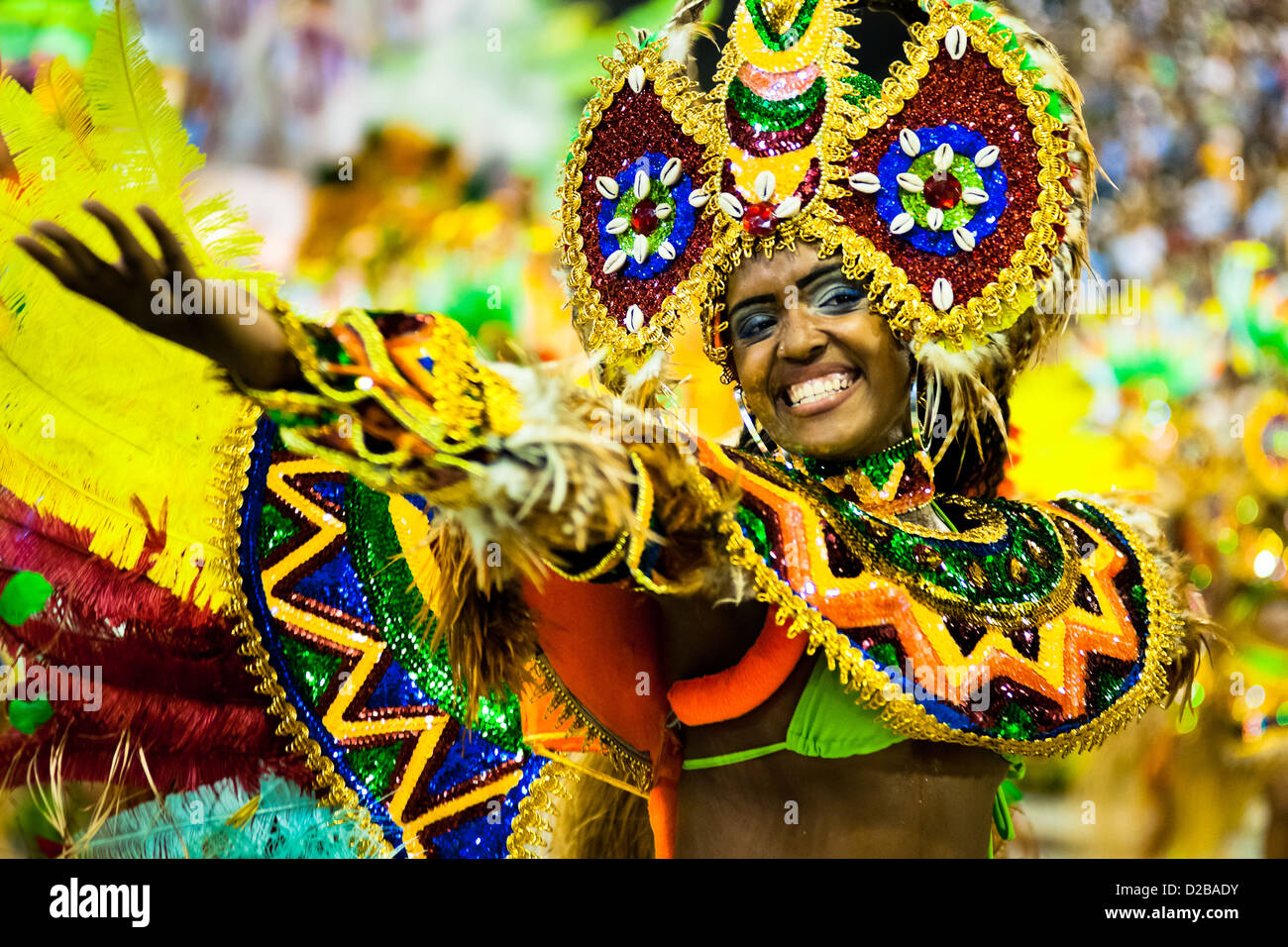 Un danseur de l'école de samba imperatriz effectue durant le défilé du carnaval au sambadrome de Rio de Janeiro, Brésil. Banque D'Images