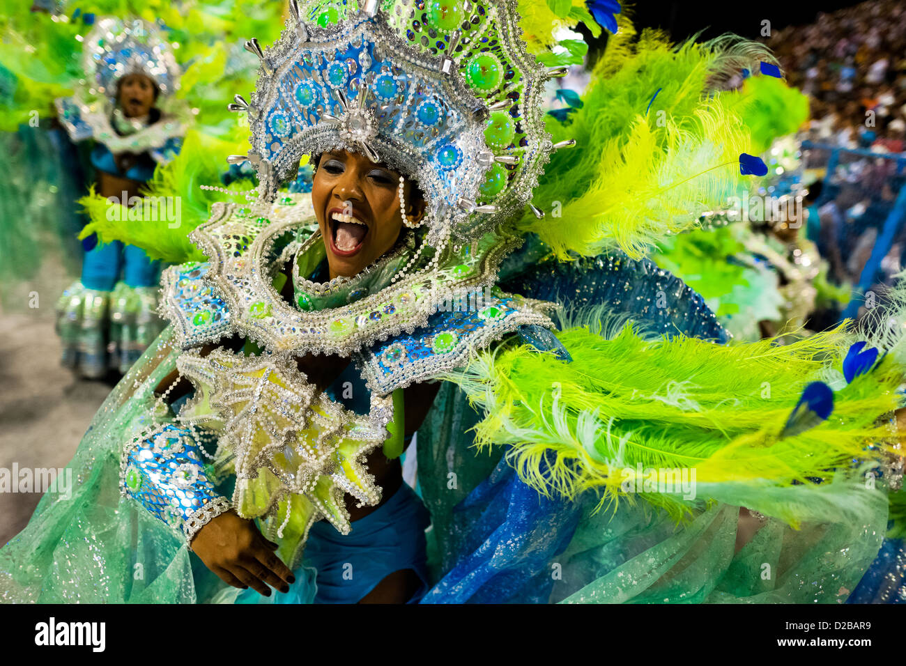 Un danseur de l'école de samba imperatriz effectue durant le défilé du carnaval au sambadrome de Rio de Janeiro, Brésil. Banque D'Images