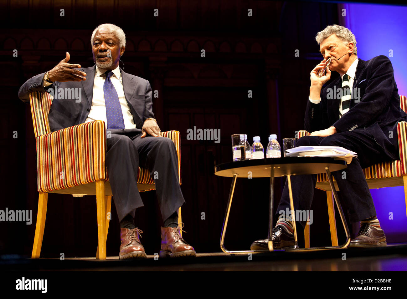 Kofi Annan, Secrétaire général de l'Organisation des Nations Unies (ONU), s'exprimant au Cadogan Hall avec l'écrivain et animateur William Shawcross. Banque D'Images