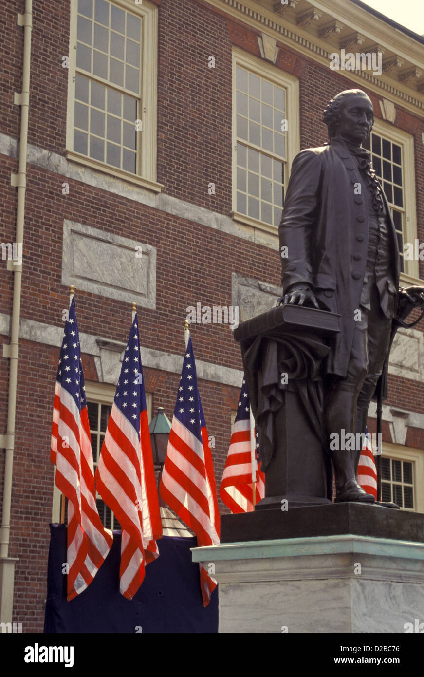 New York, Philadelphie. Statue de George Washington et les drapeaux à l'Independence Hall. Banque D'Images