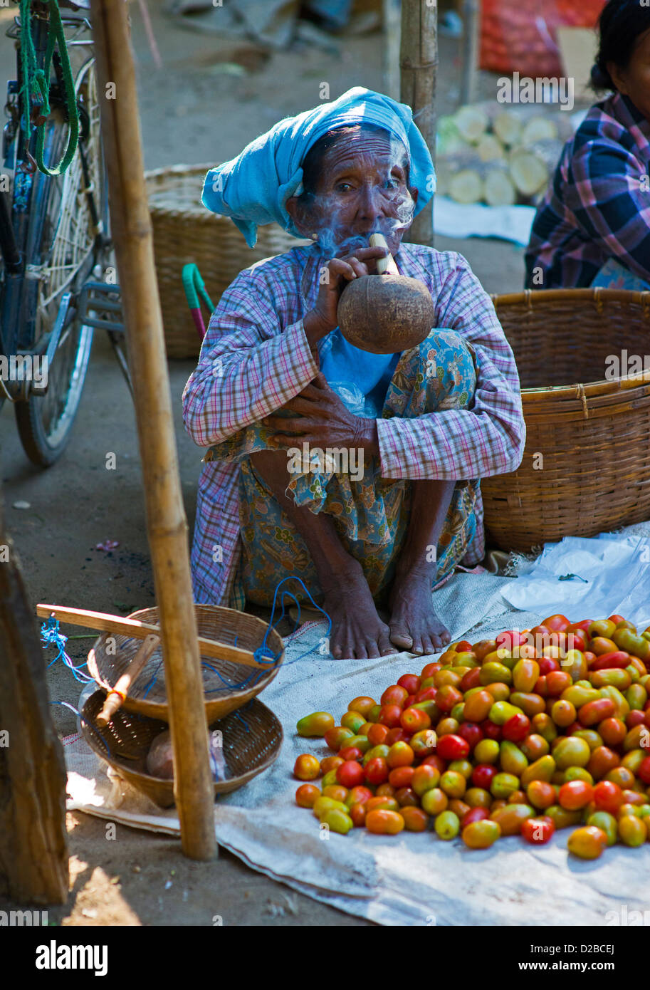 Femme birmane fumeurs dans marché, Bagan, myanmar, Birmanie Banque D'Images