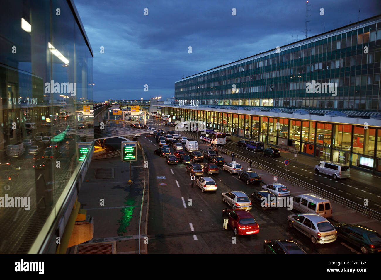 Paris, France, terminal de l'aéroport Orly Sud au crépuscule Banque D'Images