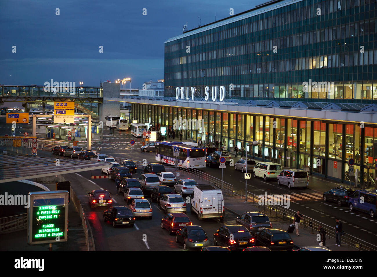 Paris, France, terminal de l'aéroport Orly Sud au crépuscule Banque D'Images