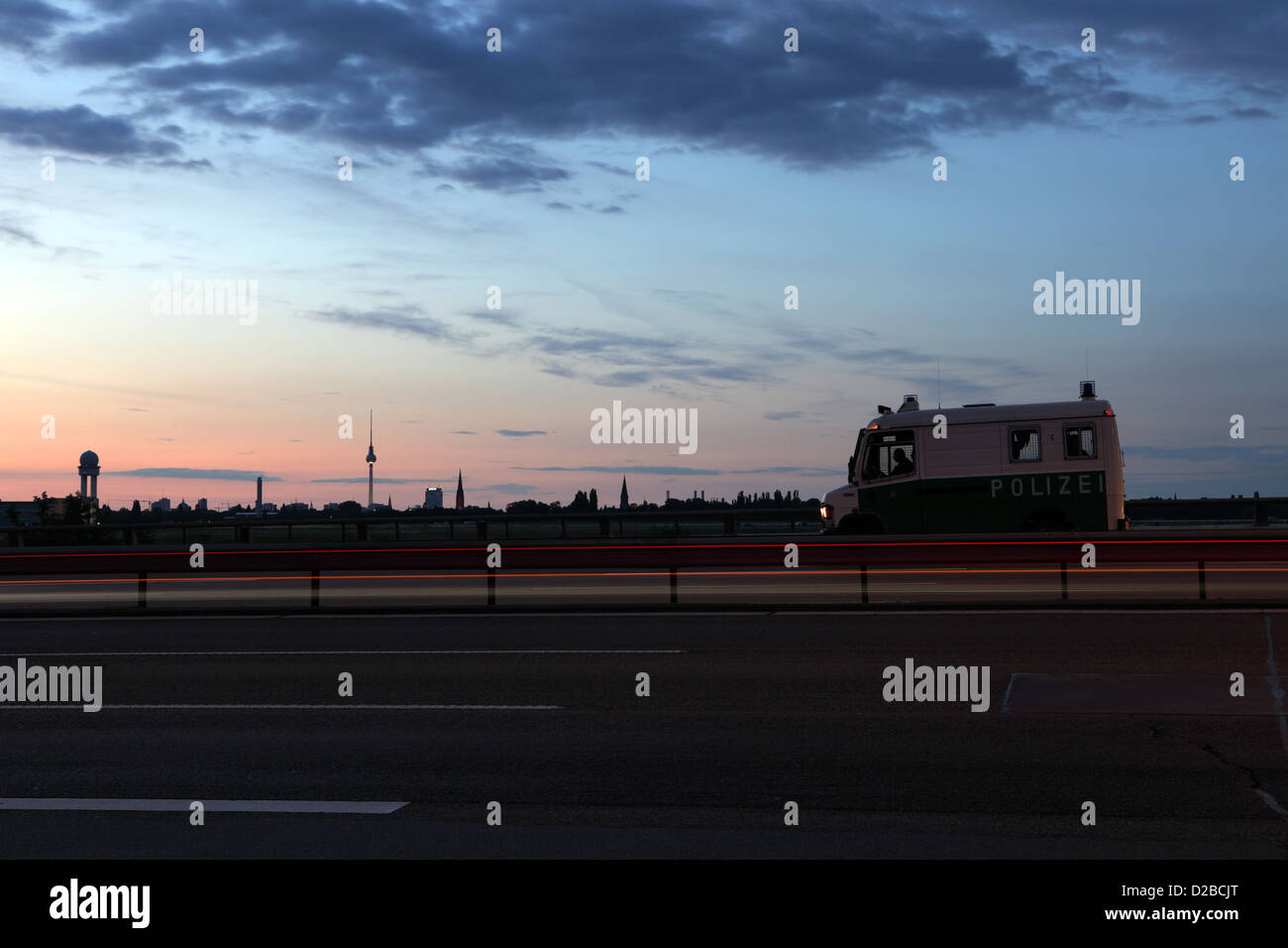 Berlin, Allemagne, voiture de police à l'aube sur l'autoroute A100 Banque D'Images