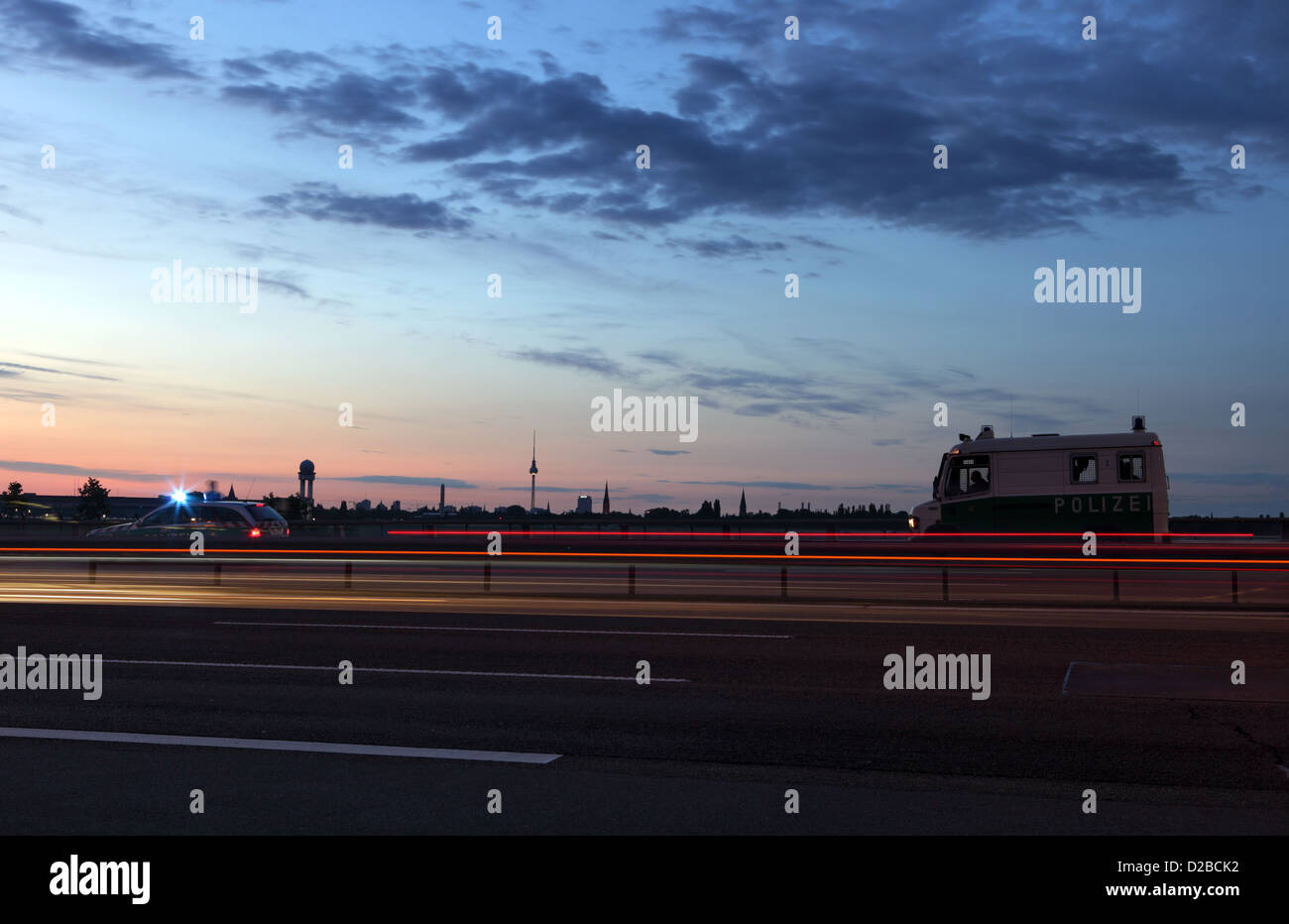 Berlin, Allemagne, voiture de police à l'aube sur l'autoroute A100 Banque D'Images