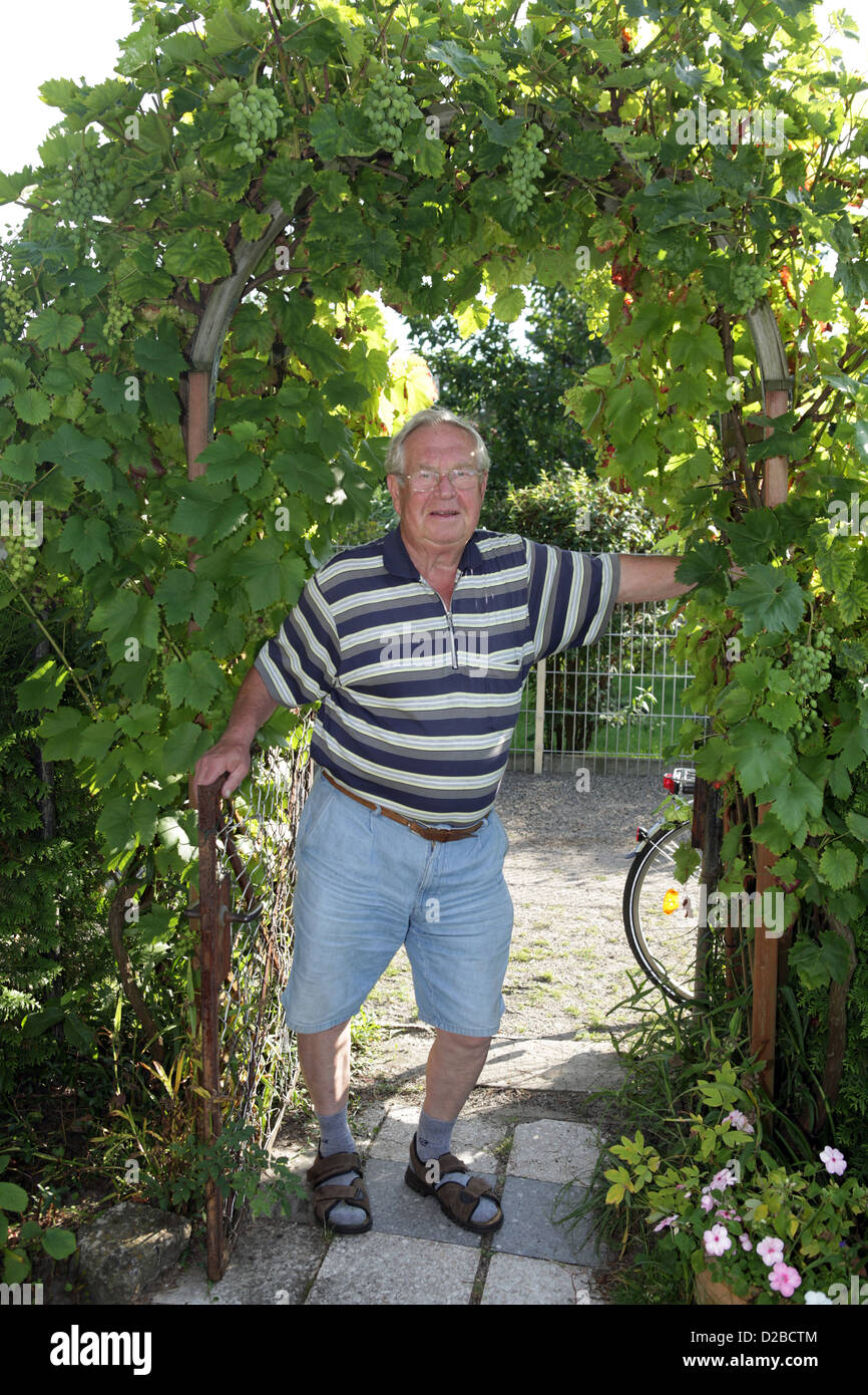 Berlin, Allemagne, un vieil homme qui se tient dans la porte avant de son Schrebergartens Banque D'Images