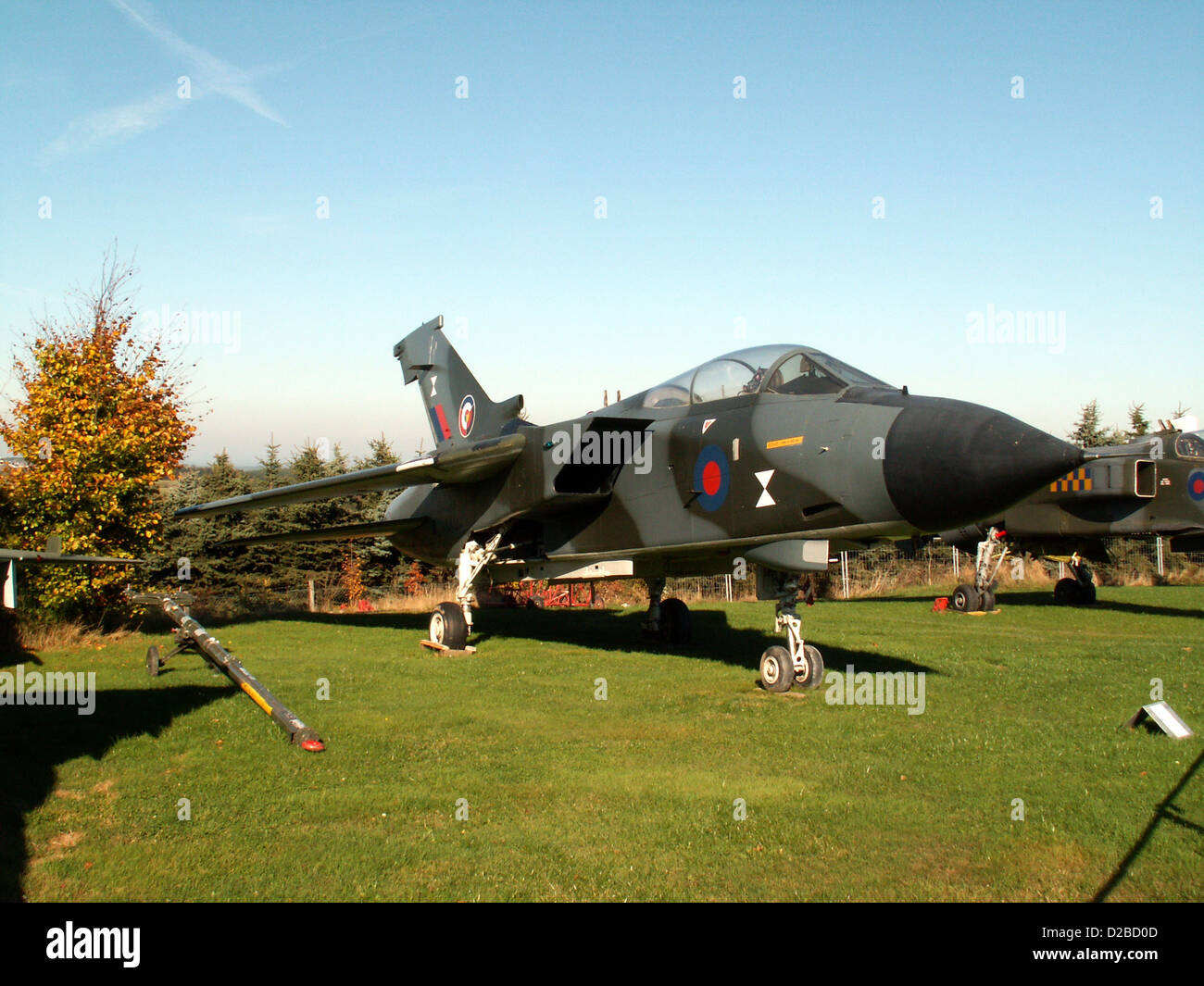 L'avion Tornado, exposé au musée de l'aviation Hermeskeil en Allemagne, est un avion de combat multi-rôle connu pour sa vitesse et sa polyvalence. Le musée offre un regard détaillé sur son histoire et sa conception. Banque D'Images