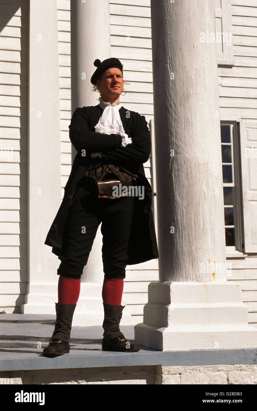 La Caroline du Sud, la plage de myrte. Homme habillé en costume standing in front of A Historic Plantation House. Banque D'Images