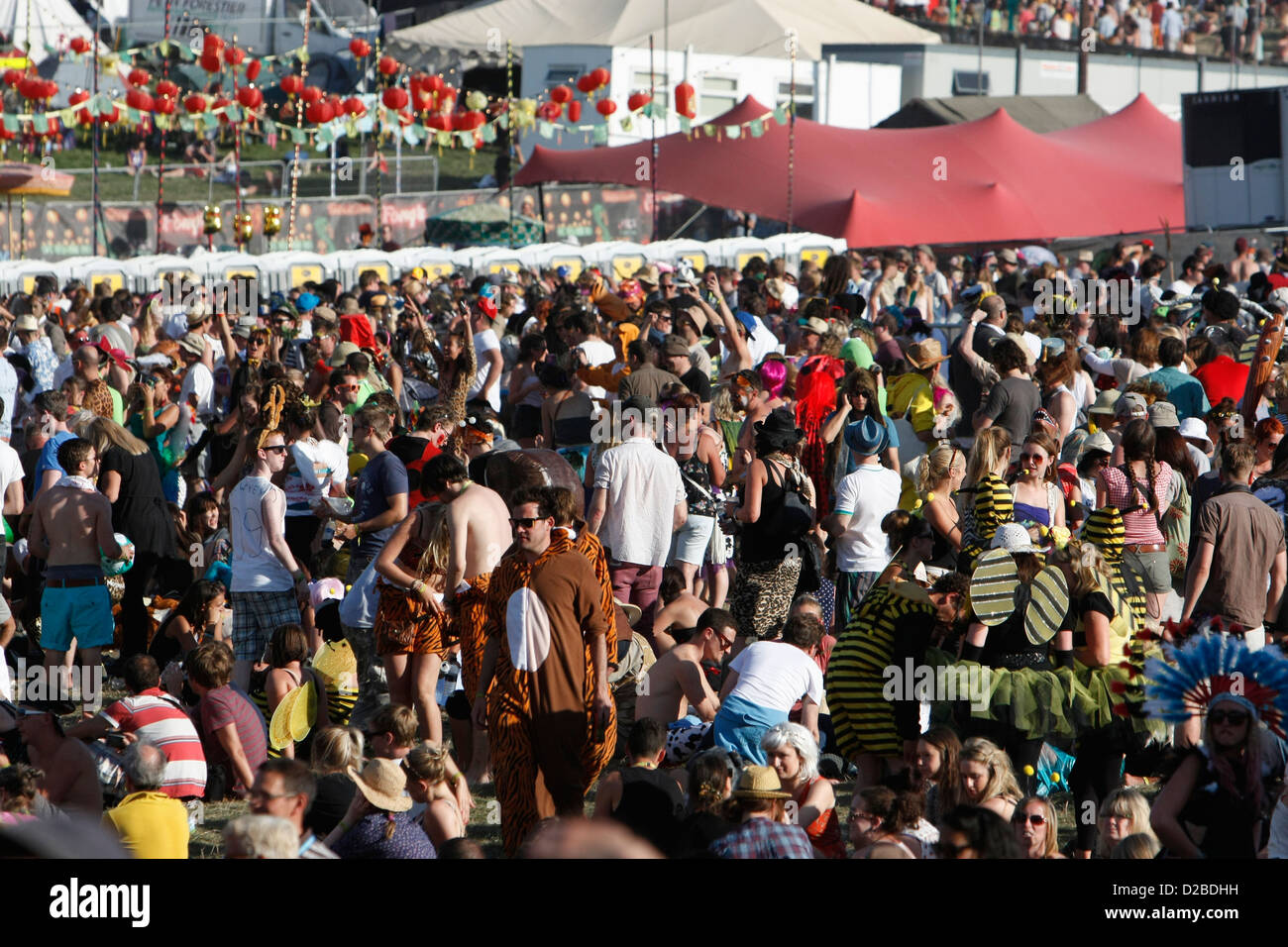 Les foules et les files d'attente pour les toilettes FESTIVAL BESTIVAL, à l'ÎLE DE WHITE, SEPTEMBRE 2012 Banque D'Images