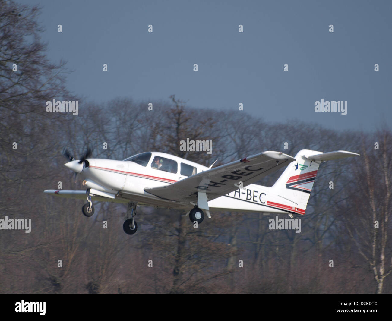 Le Piper PA-28RT-201T Turbo Arrow est un avion monomoteur connu pour ses performances et sa fiabilité. Utilisé à la fois pour l'entraînement et l'aviation privée, il est doté d'un système de train d'atterrissage rétractable et d'un moteur turbocompressé. Cet avion, immatriculé pH-bec, fait partie de la flotte de Stella Aviation, reconnue pour sa polyvalence tant dans la formation au vol que dans le vol récréatif. Banque D'Images
