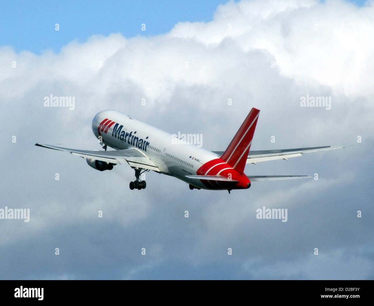 Le Boeing 767-33A(er) pH-MCJ, exploité par Martinair Holland, est un avion gros-porteur conçu pour les vols long-courriers. Ce modèle particulier est doté d'une autonomie prolongée (er), ce qui permet d'économiser du carburant et de longs trajets. Avec sa cabine spacieuse et son aérodynamisme avancé, le 767-33A(er) offre un confort aux passagers et est largement utilisé pour les services de fret et de passagers par les compagnies aériennes du monde entier. Banque D'Images