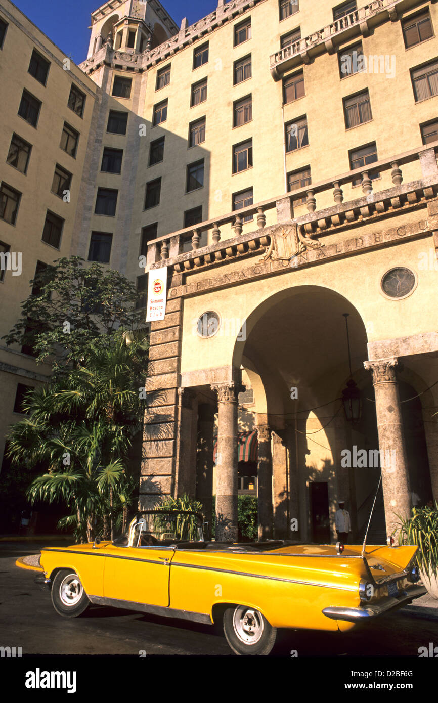 Cuba, La Havane. 50'S Voiture et Havane Nacional Hotel Banque D'Images