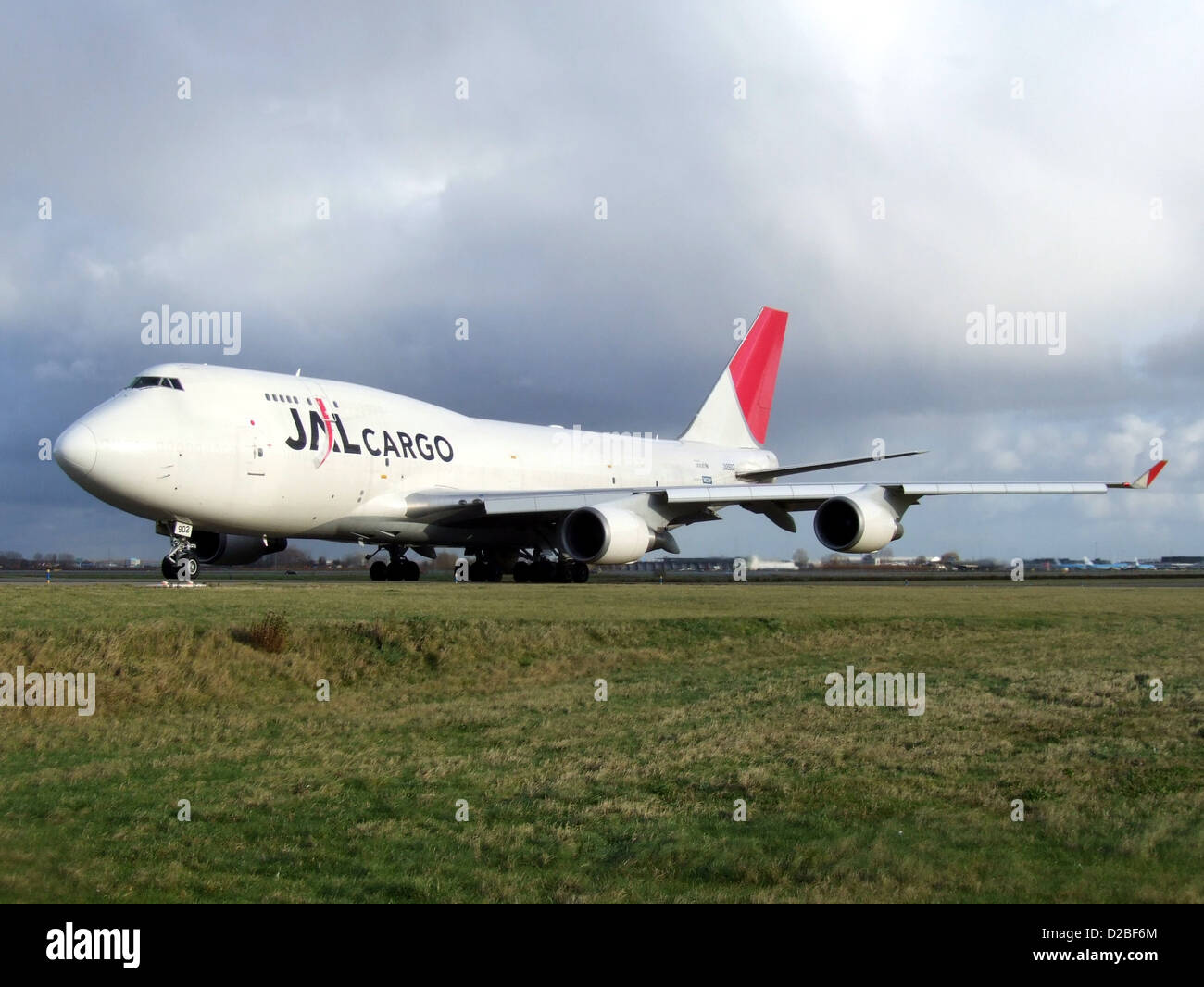 Le JAL Cargo Boeing 747-400 JA8902 est un gros avion cargo utilisé par Japan Airlines. Connu pour sa capacité à transporter des marchandises lourdes et surdimensionnées, le modèle 747-400 est conçu pour l’efficacité et les vols long-courriers. Elle joue un rôle crucial dans la logistique mondiale du fret. Banque D'Images