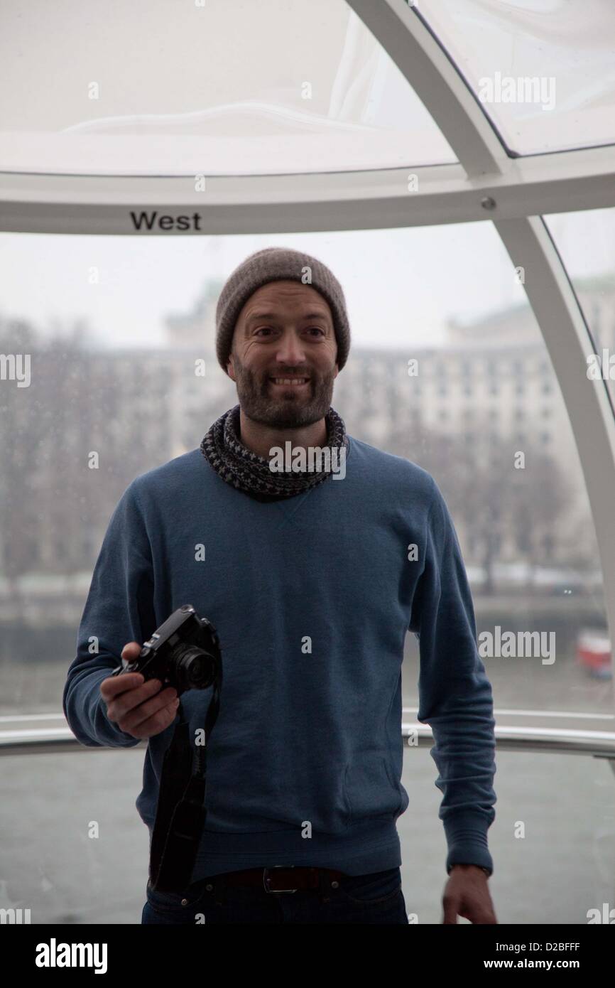 L'EDF Energy London Eye fait équipe avec le célèbre photographe Londonien Matt Stuart d'offrir une rotation sur le London Eye et une classe de photographie sur l'un des pods. Banque D'Images