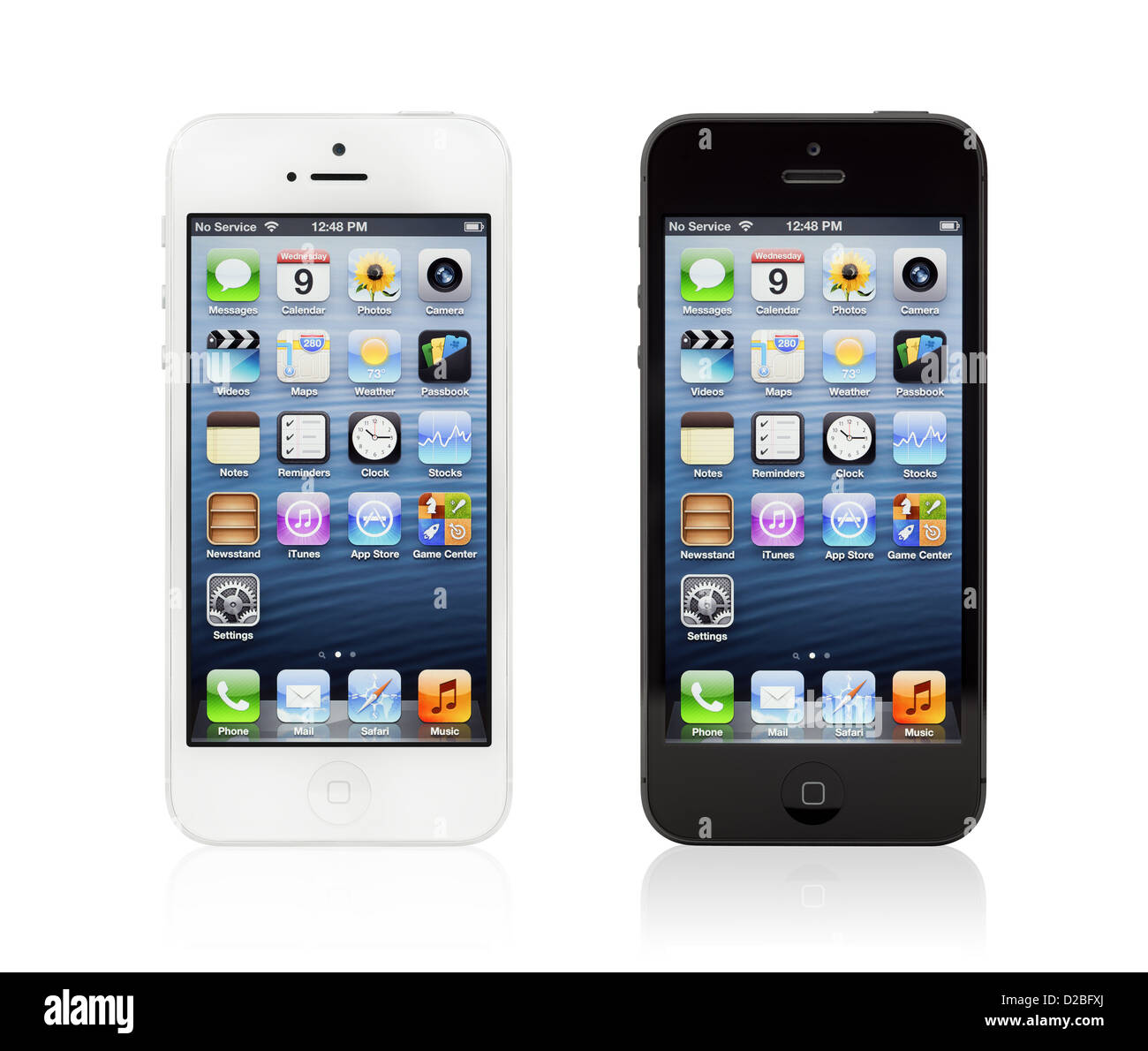 Les deux nouveaux noir et blanc Apple iPhone 5 avec un écran d'accueil sur isolated on white Banque D'Images