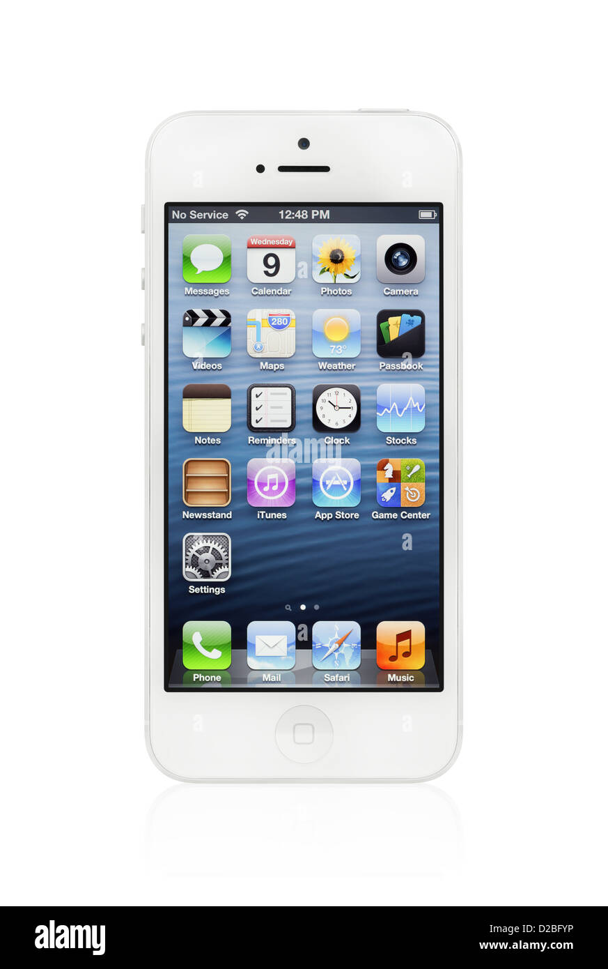 Le nouveau Apple iPhone 5 blanc avec page d'accueil sur un écran, isolé sur blanc. Banque D'Images