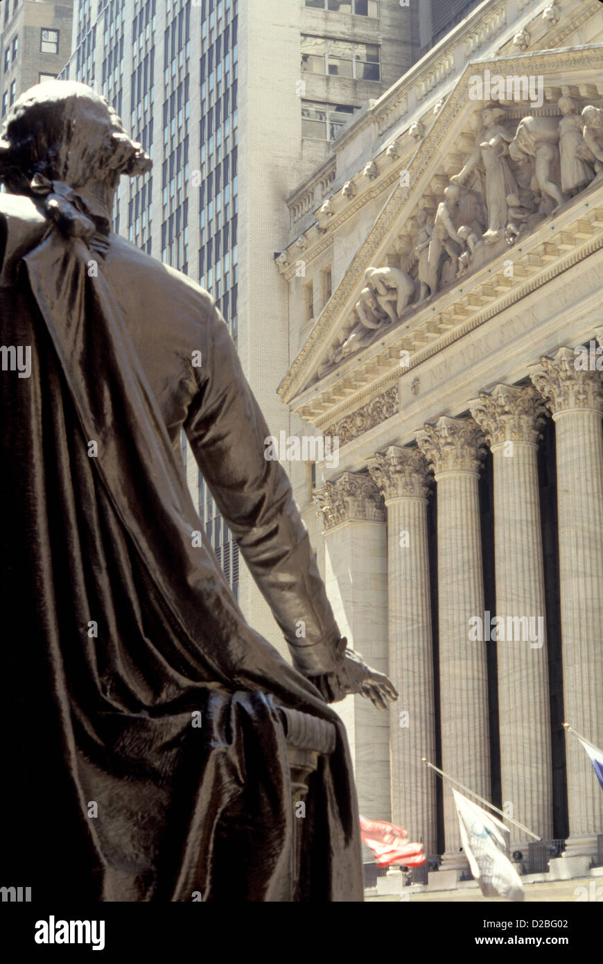 New York, New York. Statue de George Washington et l'extérieur de marché boursier. Banque D'Images