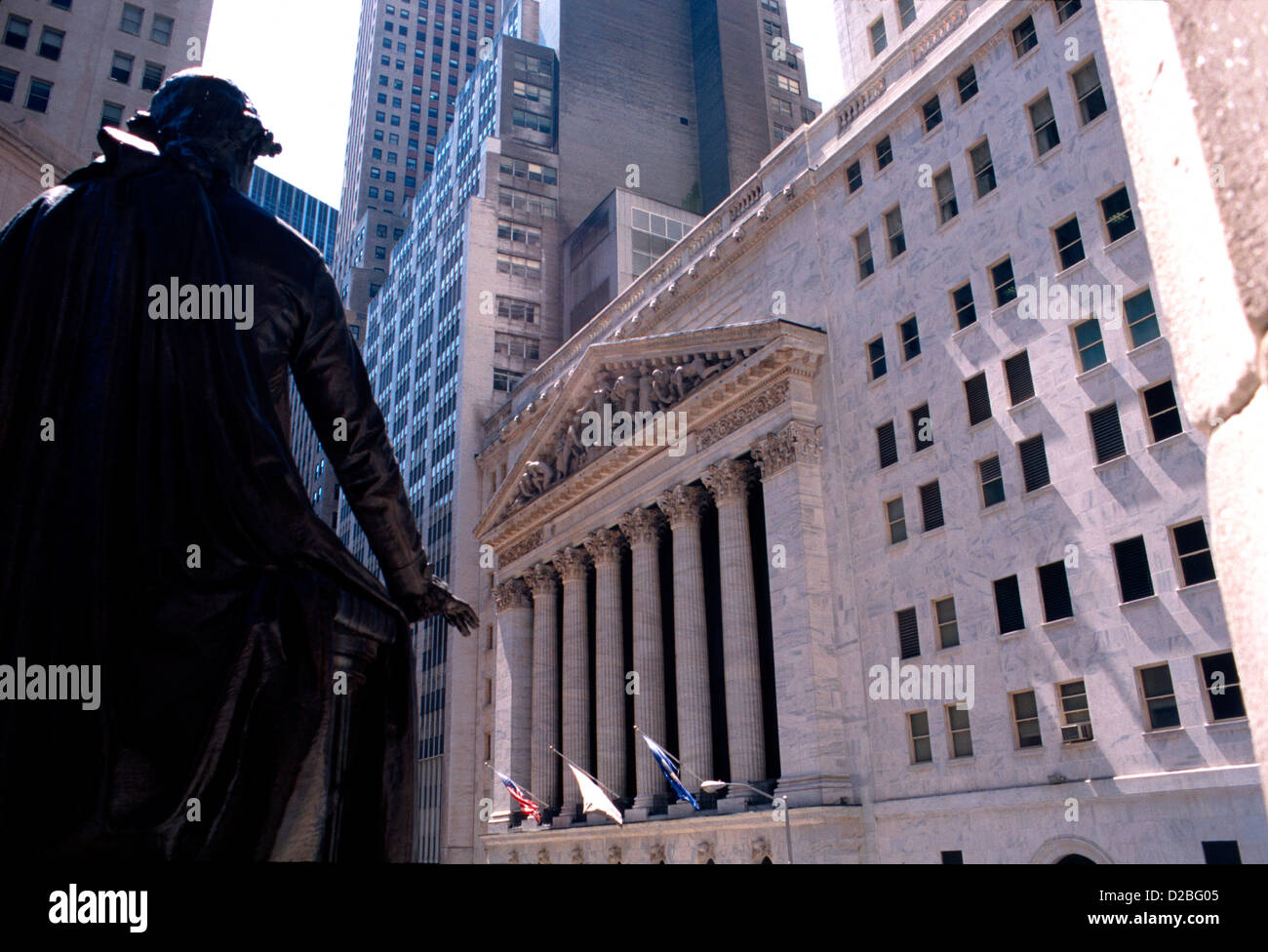 La ville de New York. Statue de George Washington et l'extérieur de New York Stock Exchange. Banque D'Images